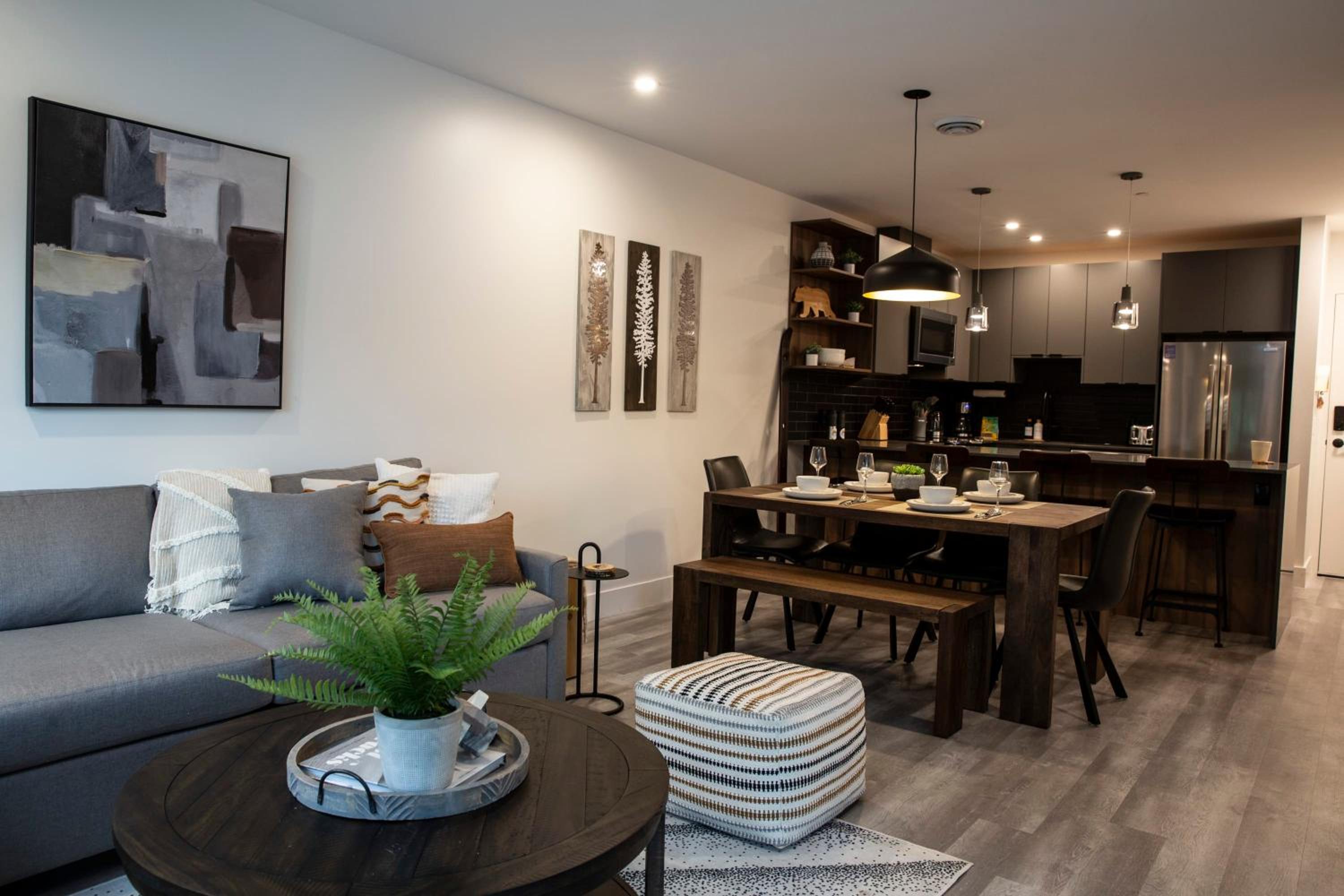 Selkirk Staytion - Stylish Condo with Hot Tub