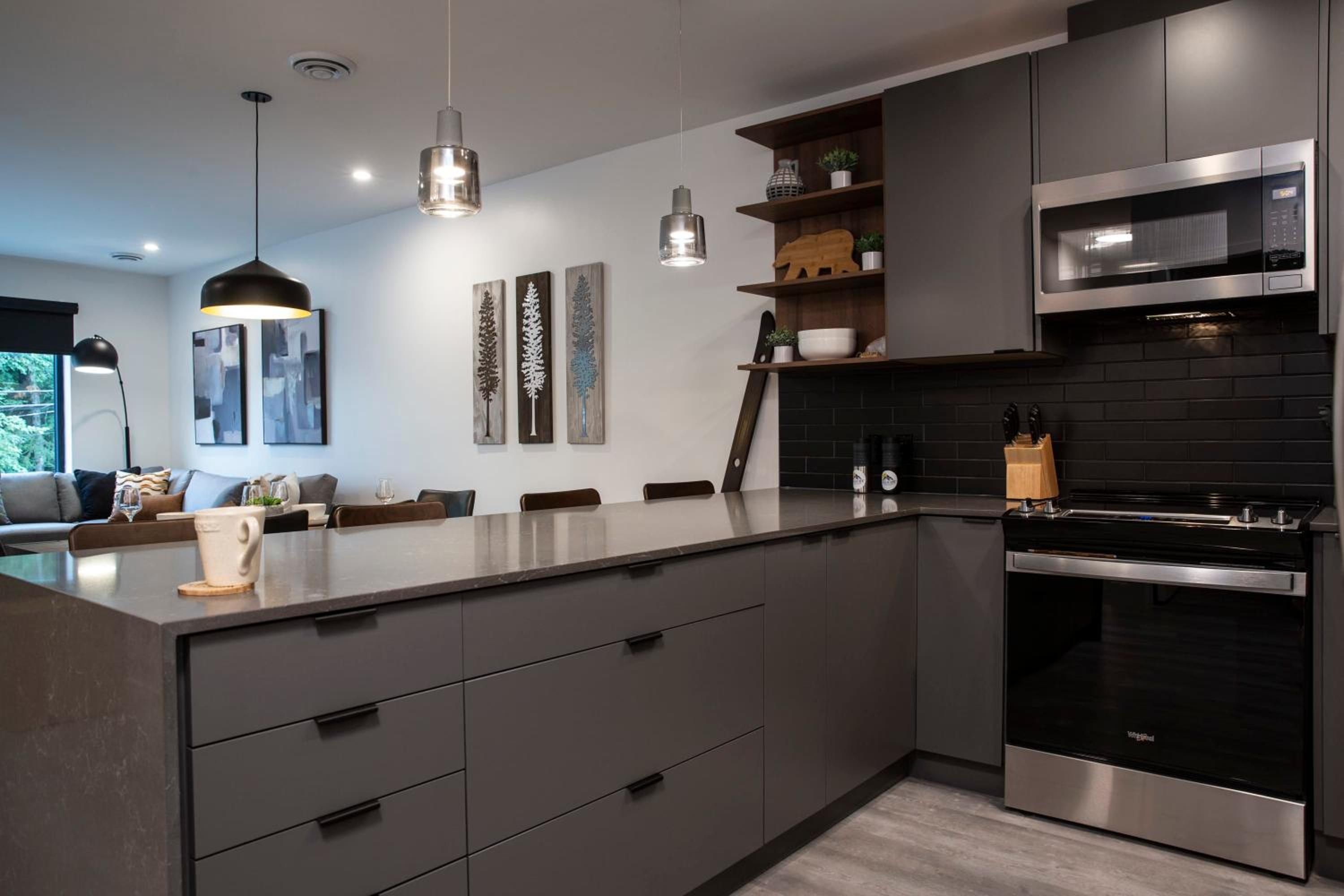 Selkirk Staytion - Stylish Condo with Hot Tub