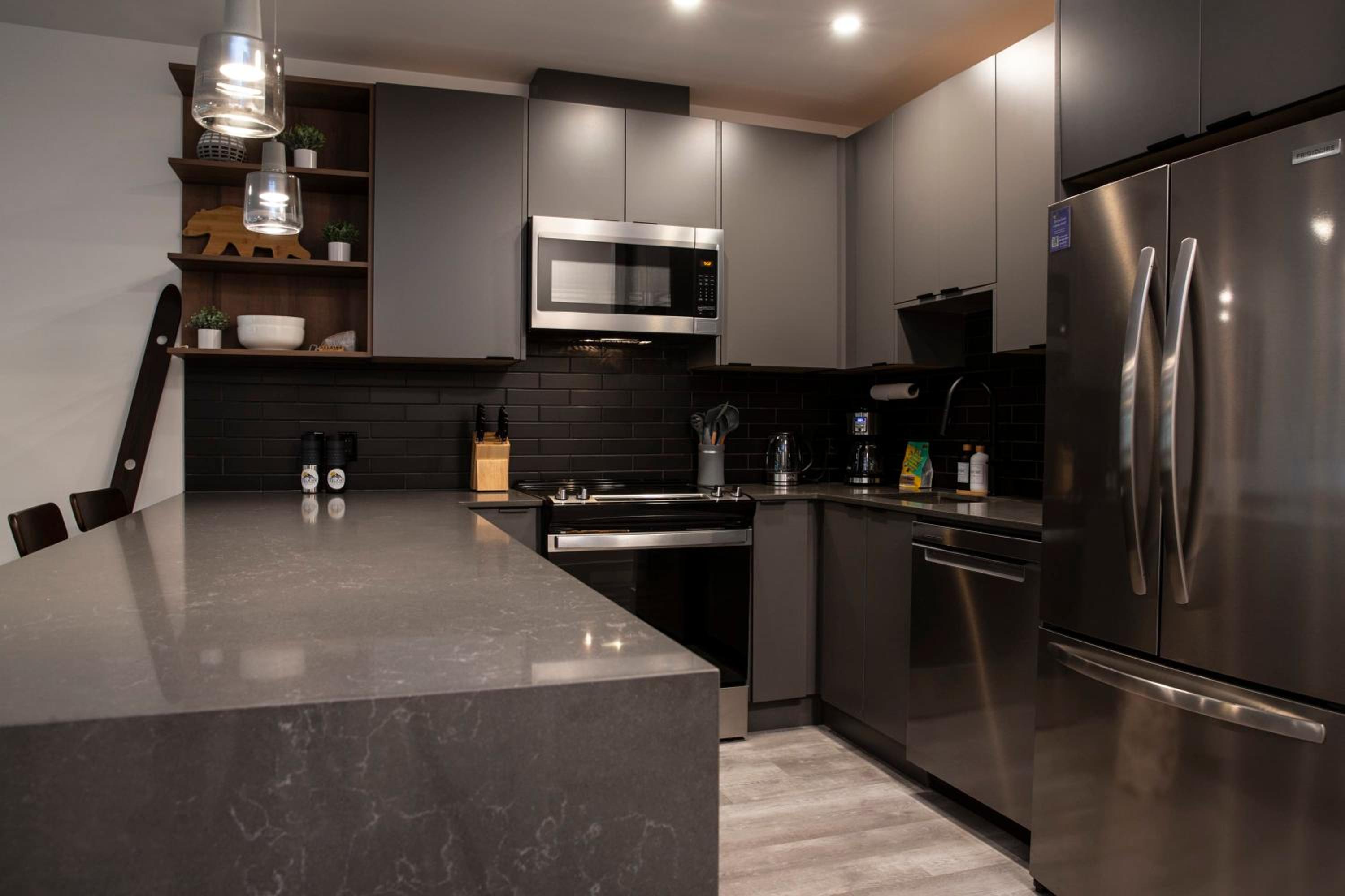 Selkirk Staytion - Stylish Condo with Hot Tub