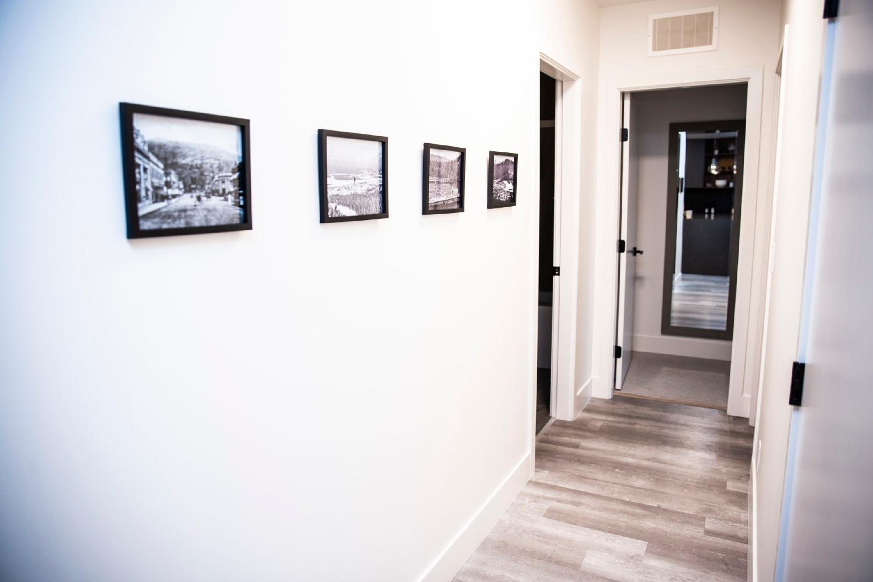 Selkirk Staytion - Stylish Condo with Hot Tub