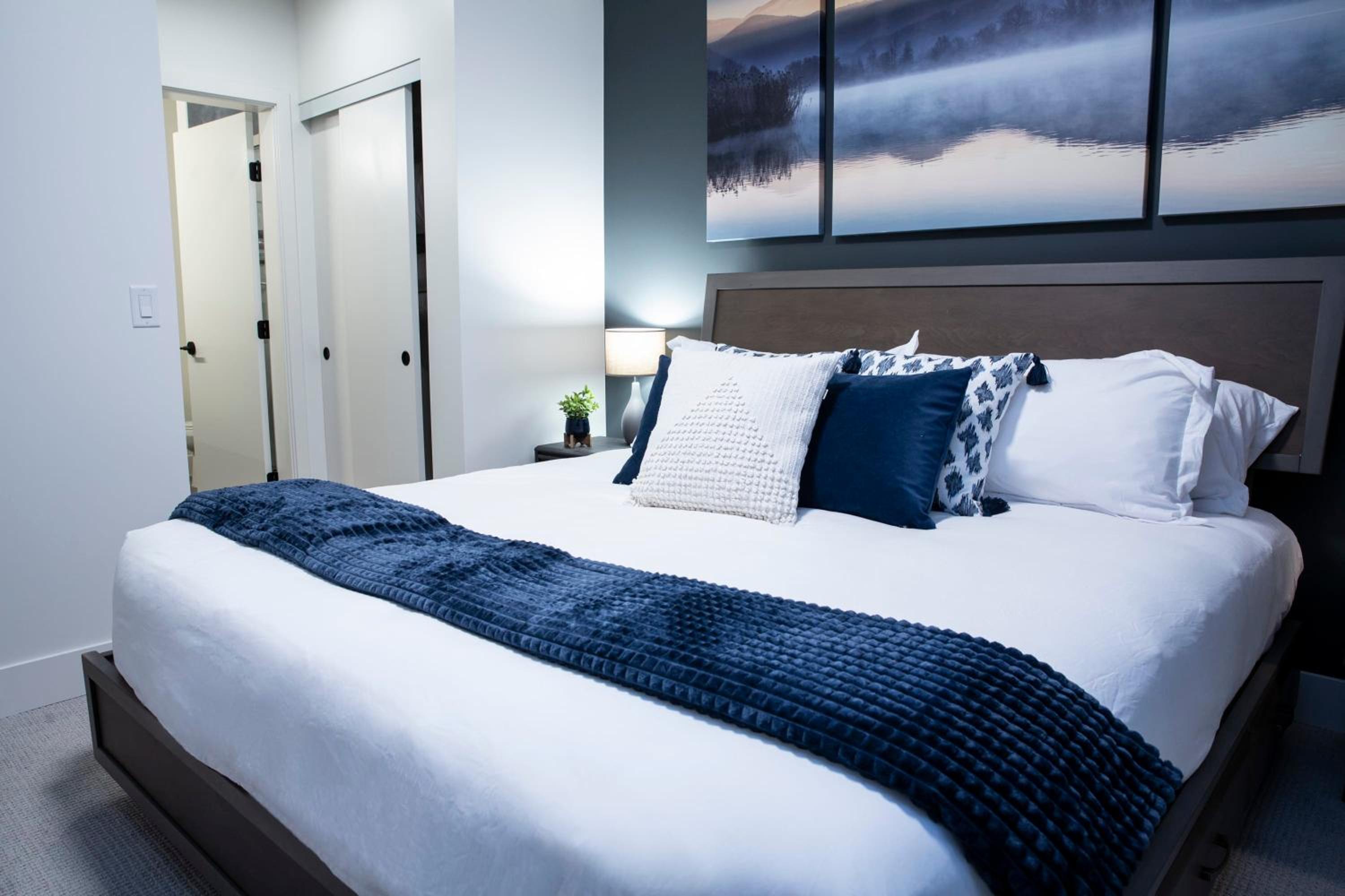 Selkirk Staytion - Stylish Condo with Hot Tub