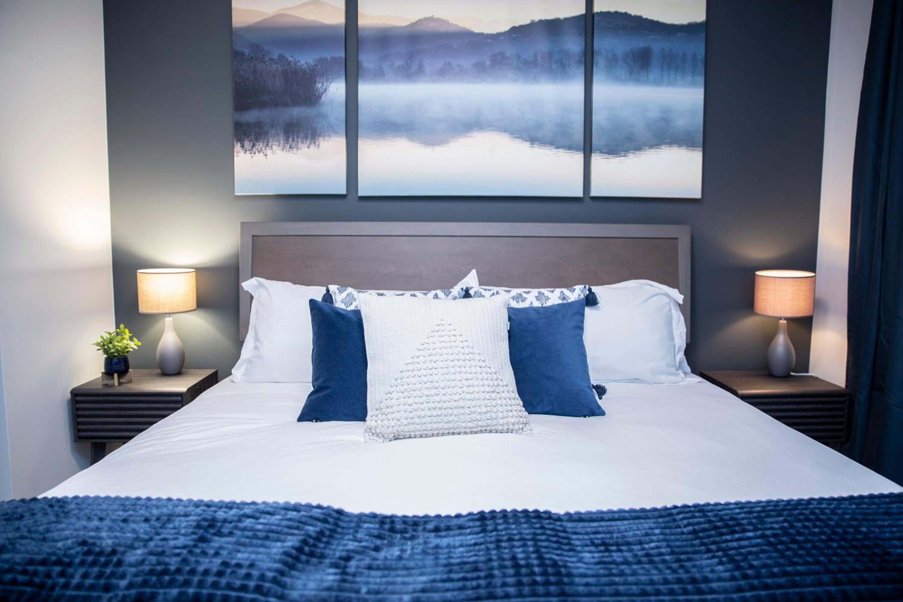 Selkirk Staytion - Stylish Condo with Hot Tub