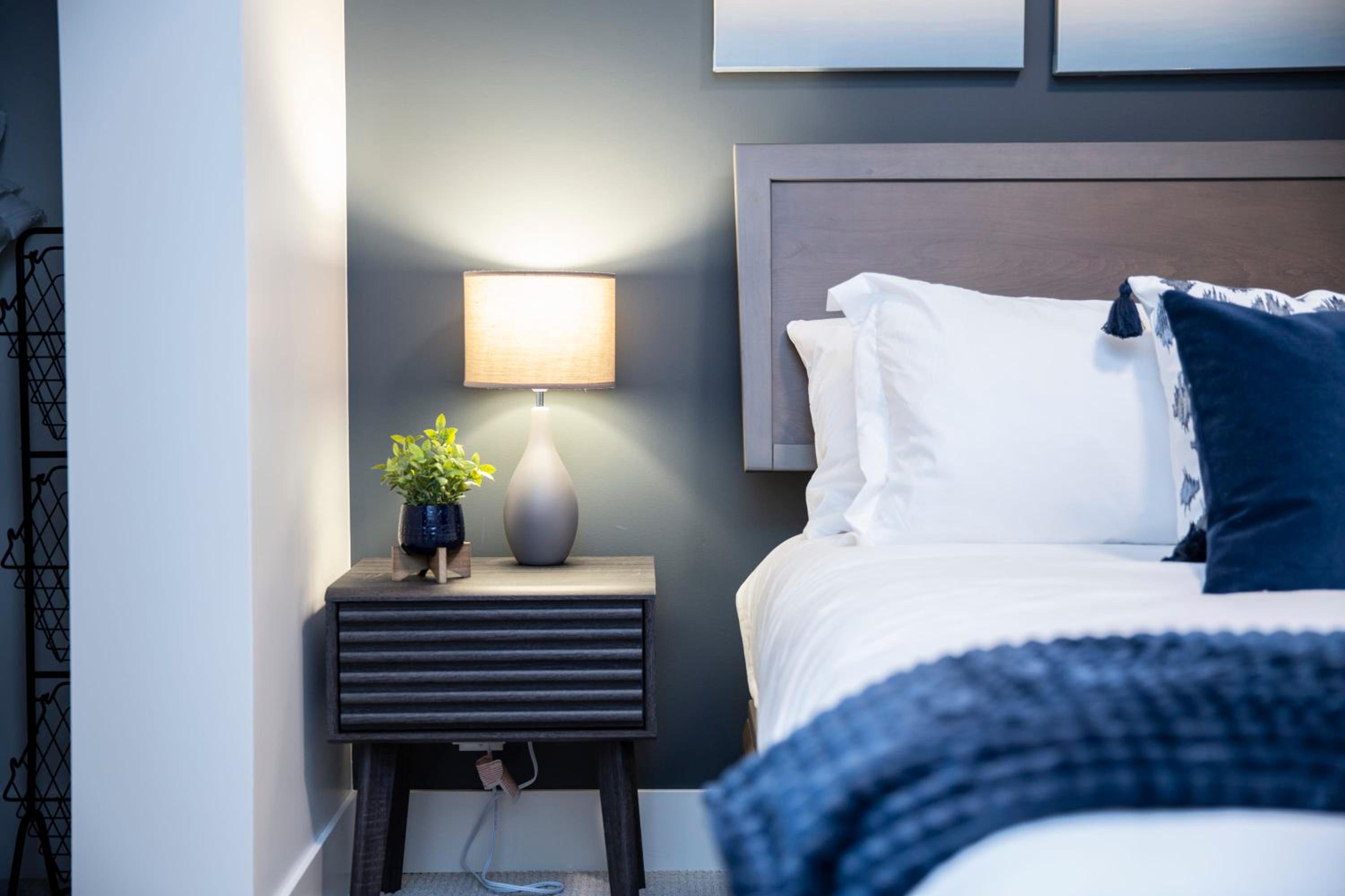 Selkirk Staytion - Stylish Condo with Hot Tub