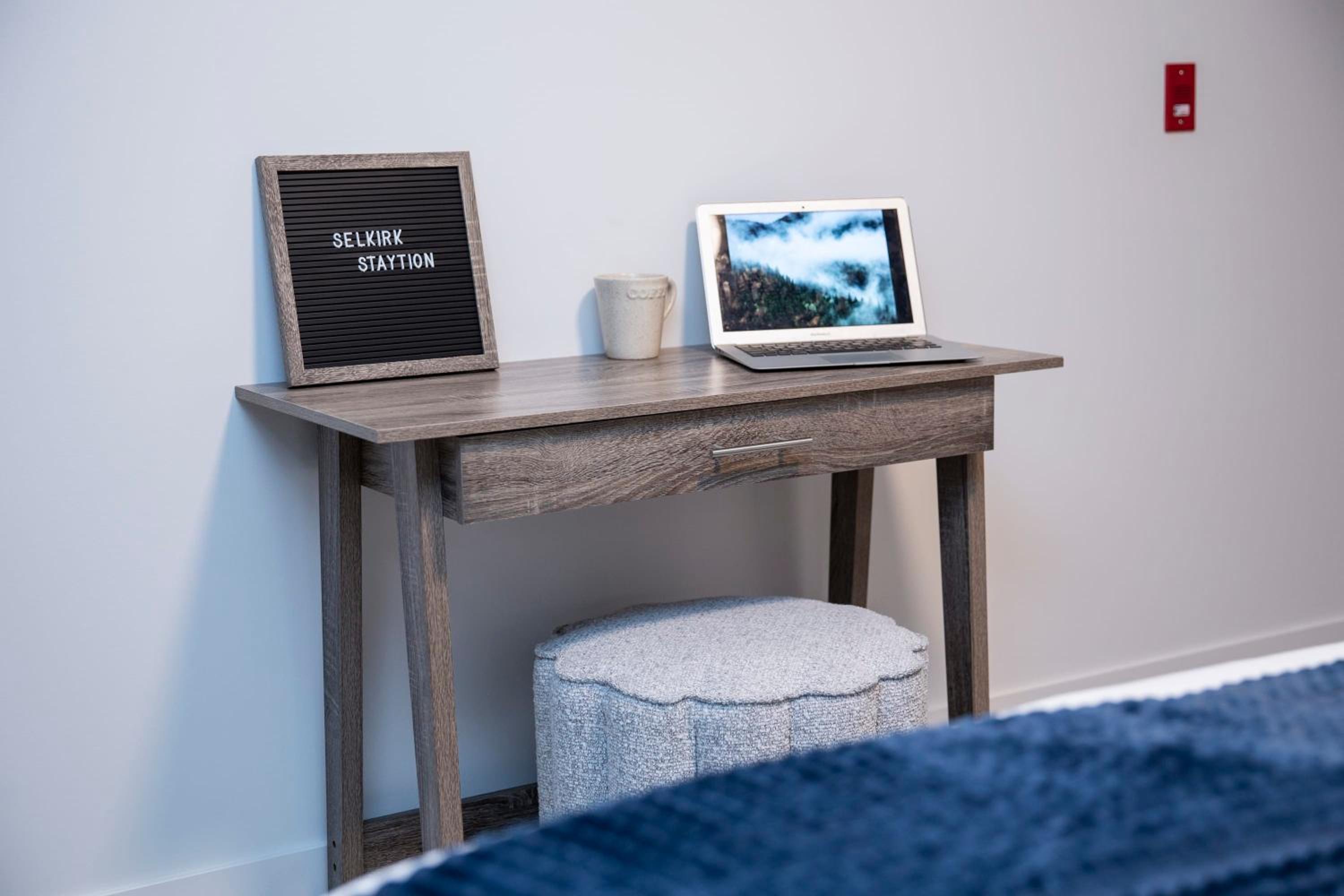 Selkirk Staytion - Stylish Condo with Hot Tub
