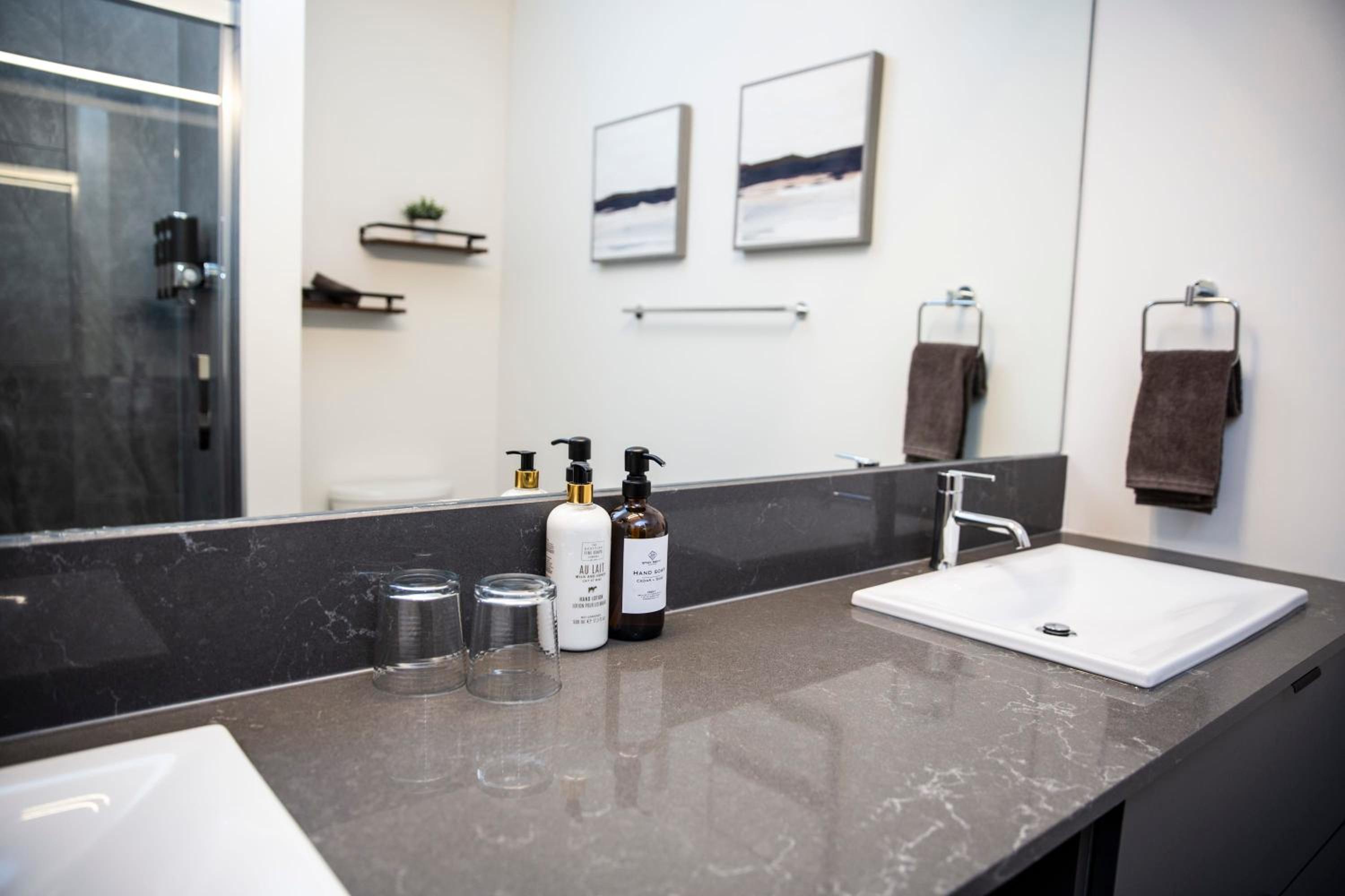 Selkirk Staytion - Stylish Condo with Hot Tub