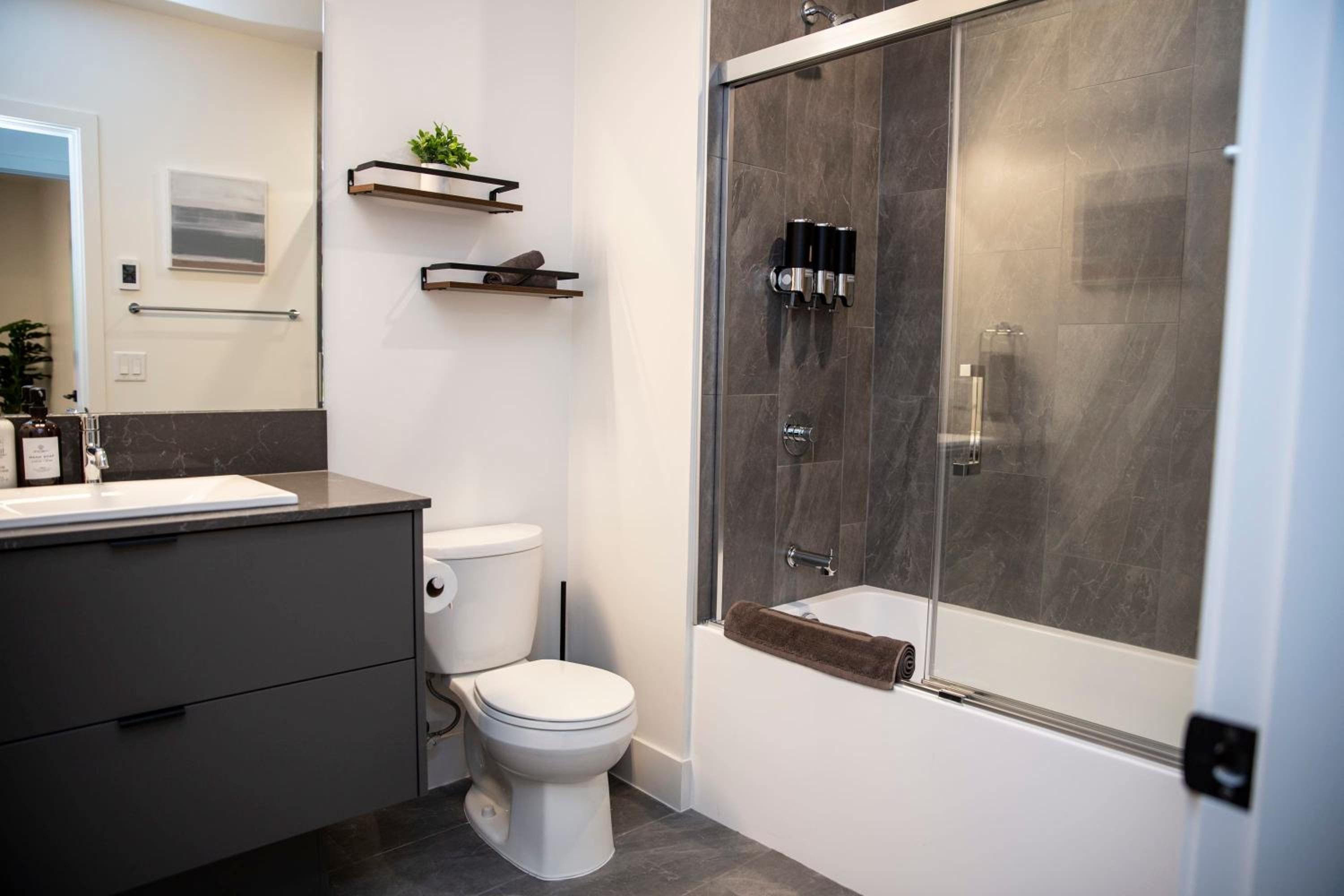 Selkirk Staytion - Stylish Condo with Hot Tub