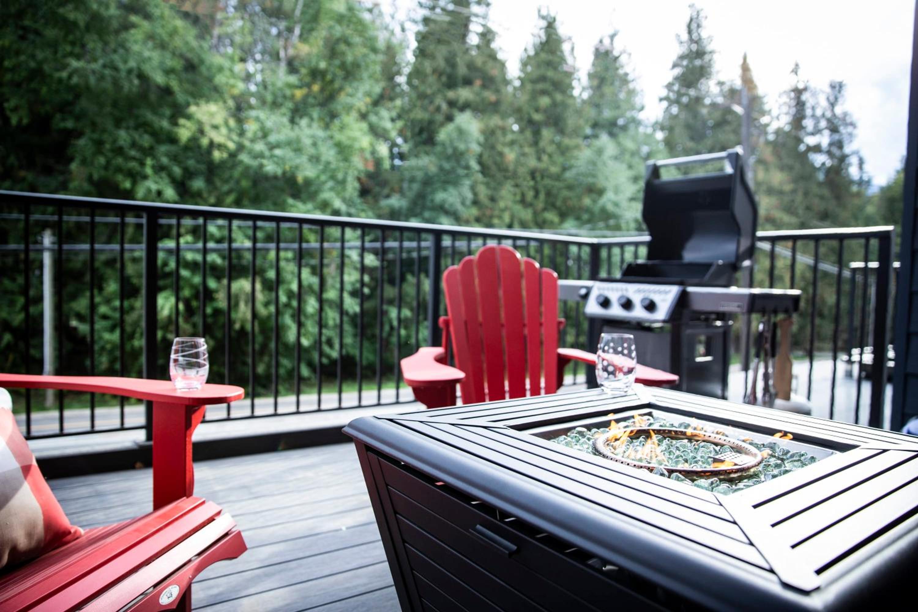 Selkirk Staytion - Stylish Condo with Hot Tub