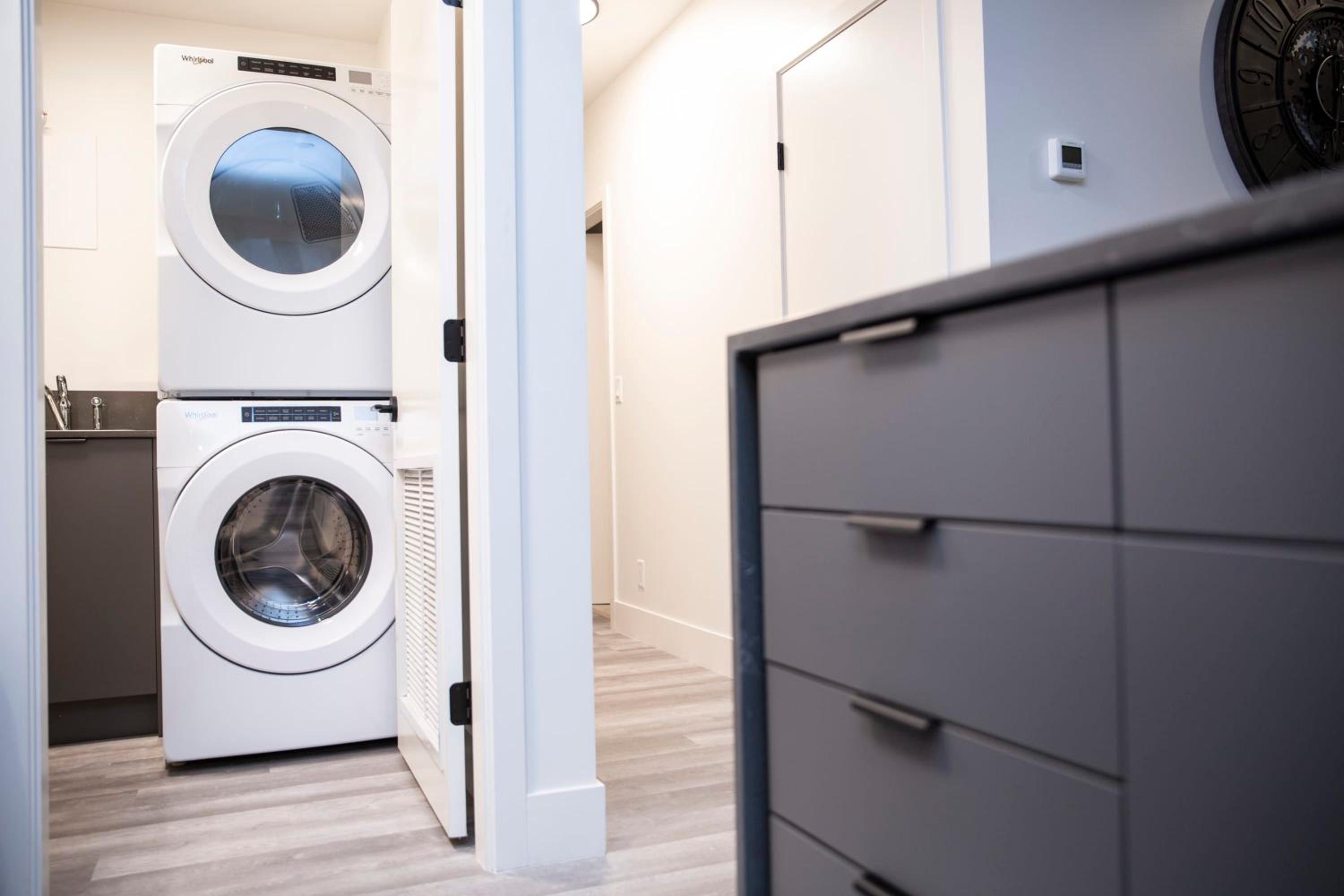 Selkirk Staytion - Stylish Condo with Hot Tub