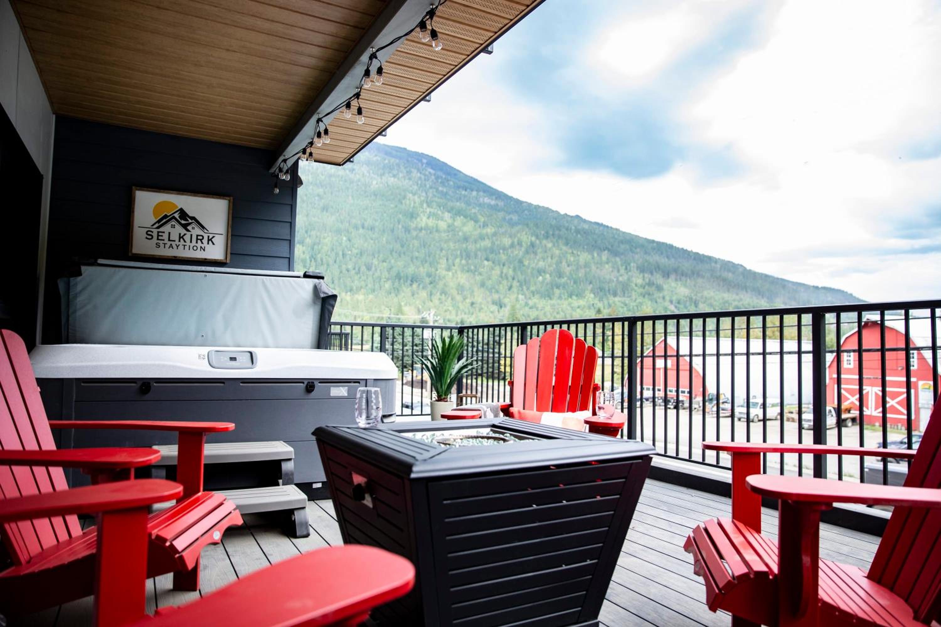 Selkirk Staytion - Stylish Condo with Hot Tub