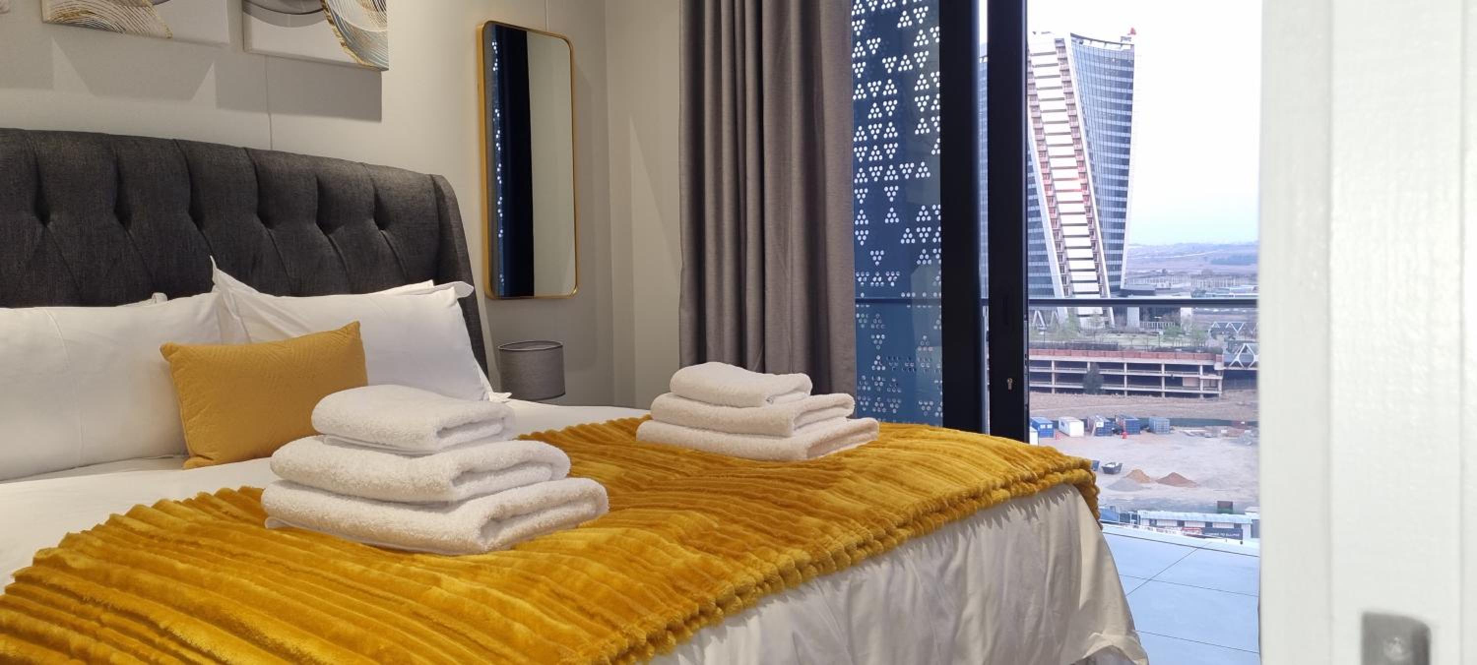Ellipse Waterfall City Luxury Apartment - Bigger Apartment than Most - Middle floor view 4