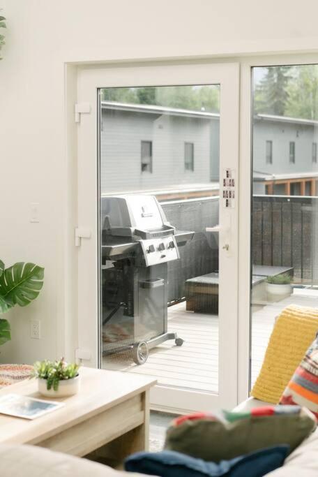 The Nest - Condo with Hot Tub & BBQ