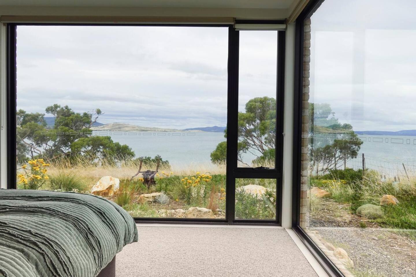 Waterfront 'Tupelo' with Sauna on Primrose Point