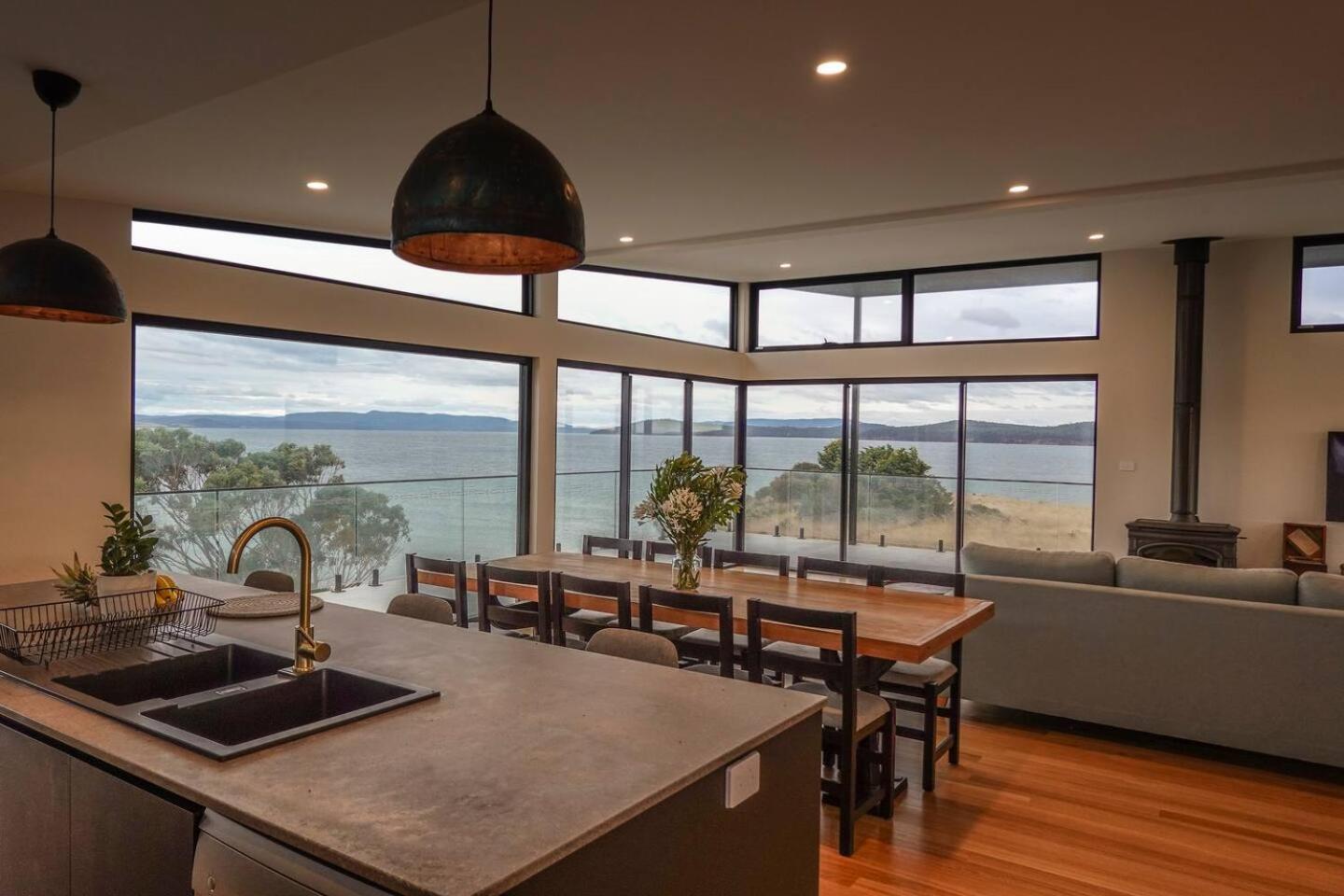 Waterfront 'Tupelo' with Sauna on Primrose Point