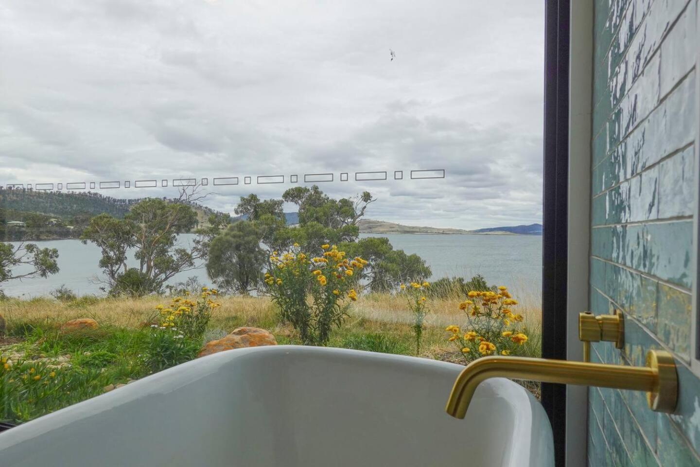 Waterfront 'Tupelo' with Sauna on Primrose Point