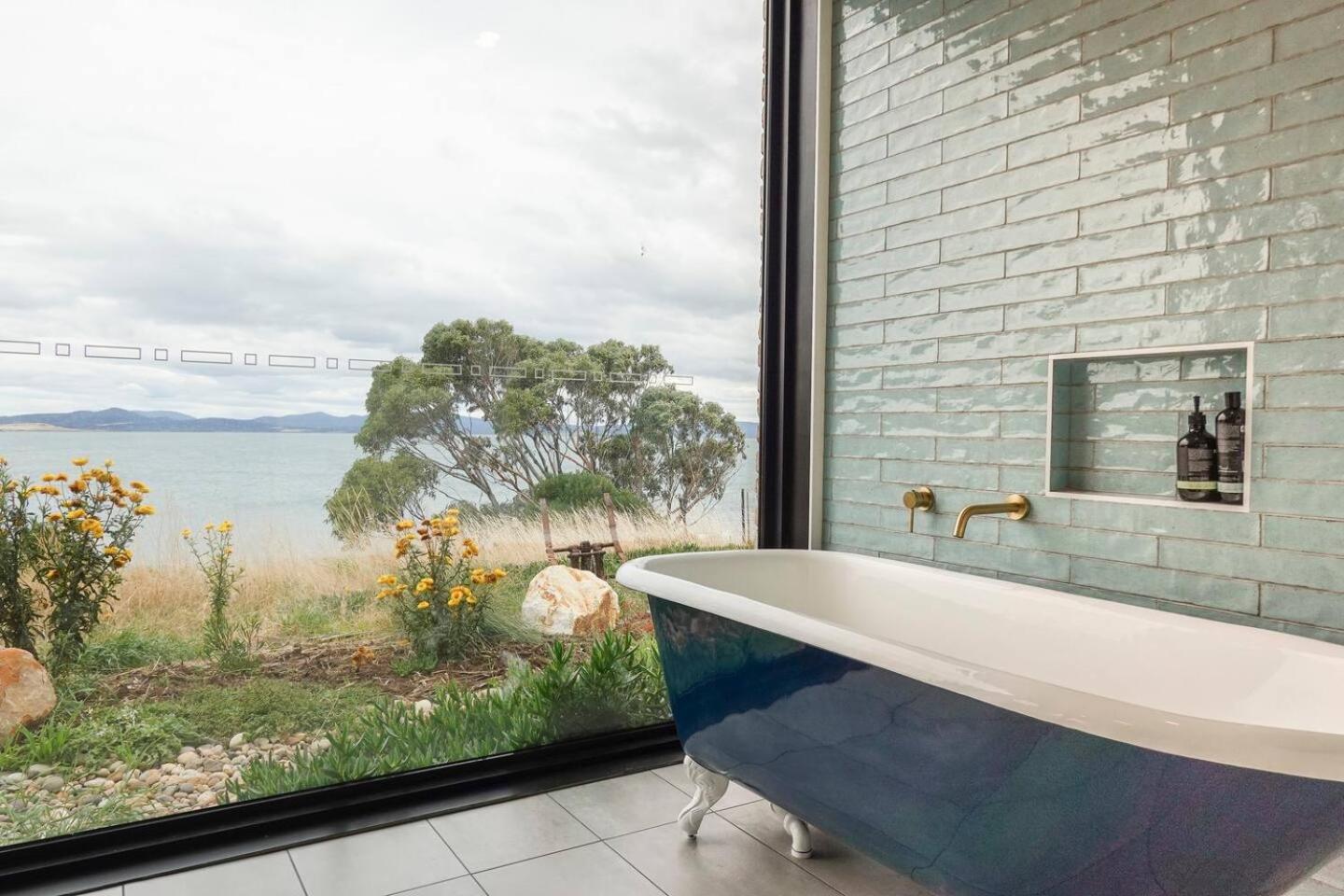 Waterfront 'Tupelo' with Sauna on Primrose Point