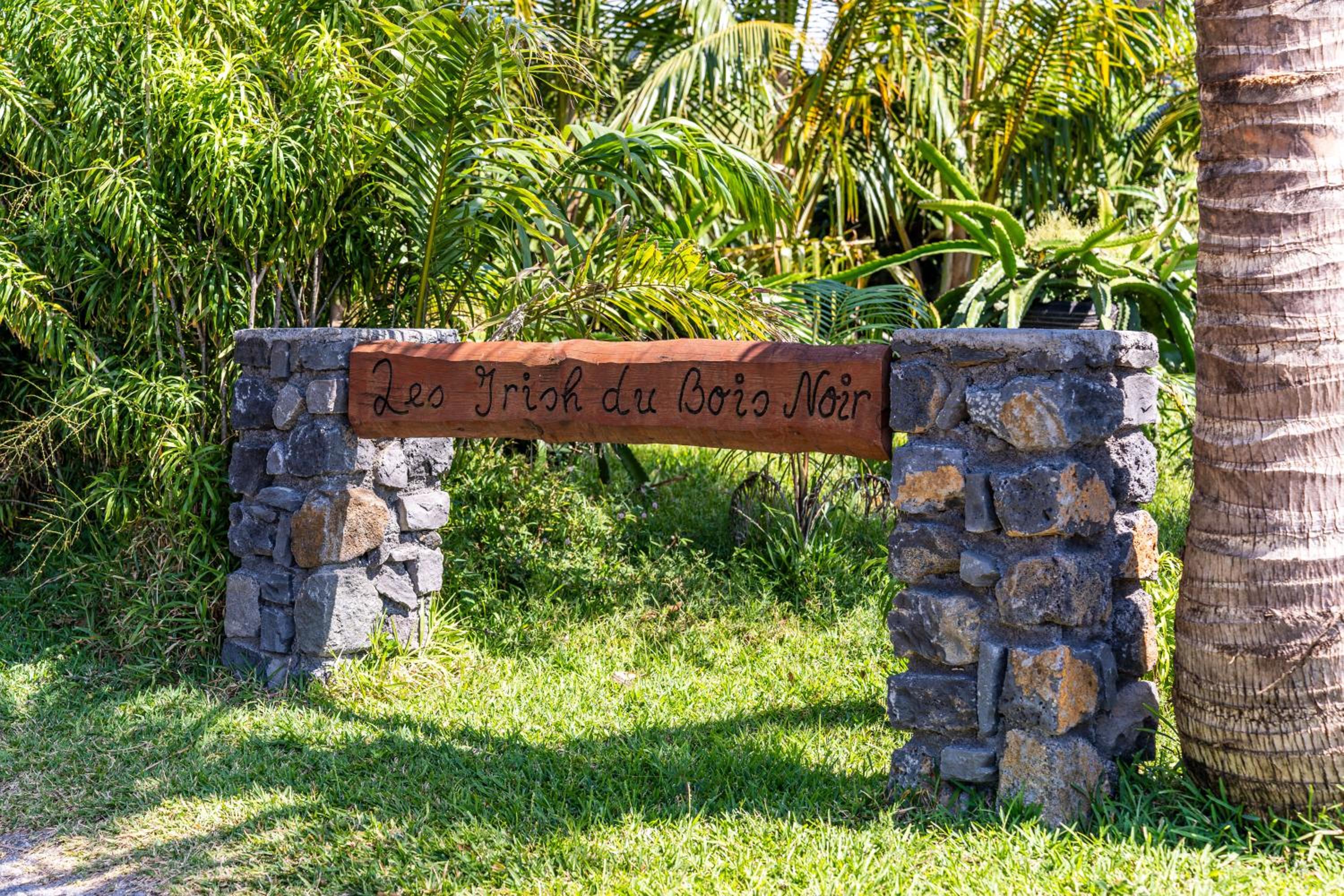 Villa et grand jacuzzi six personnes, en pleine nature view 2