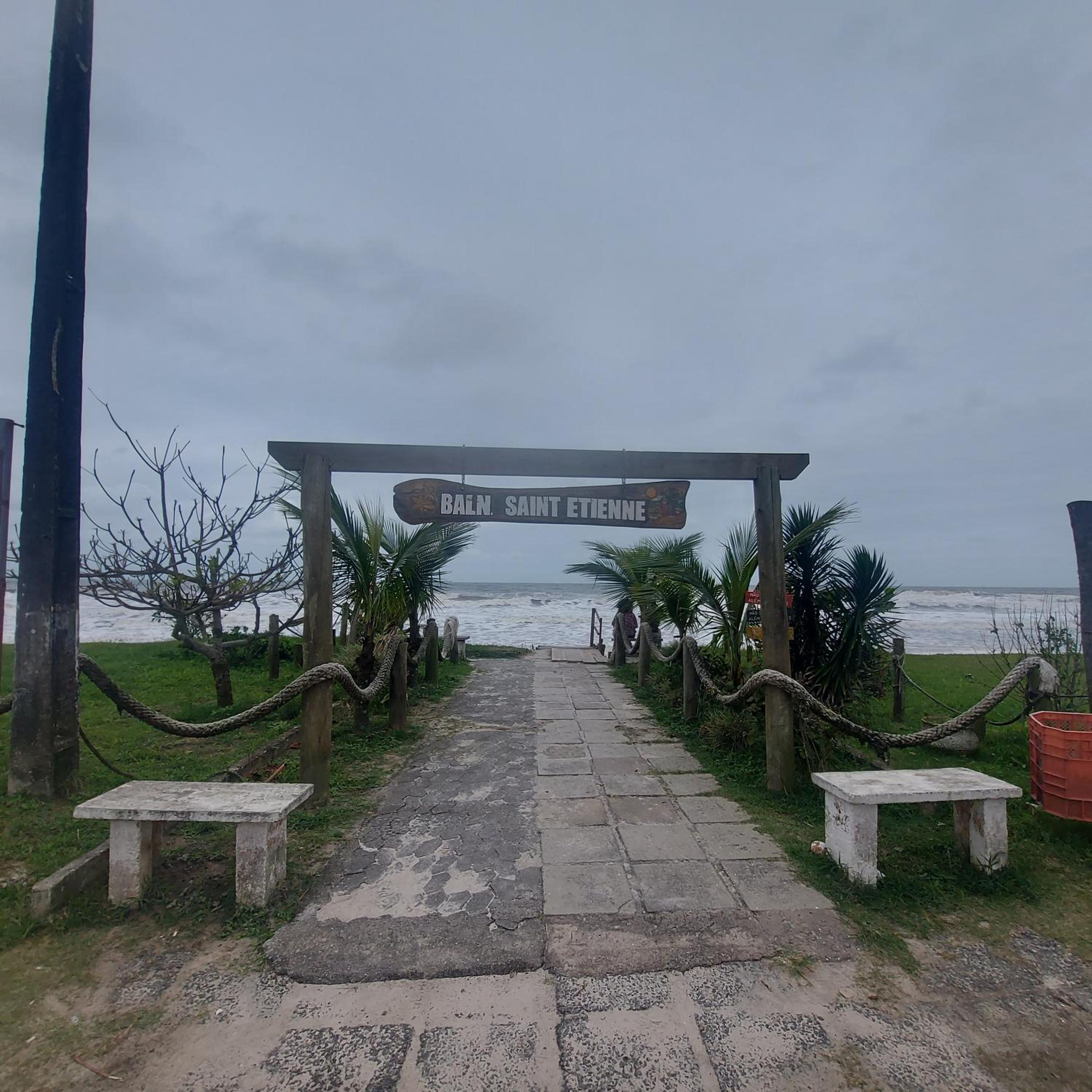 Casa disponível para diária, 300m do mar casa sozinha no terreno
