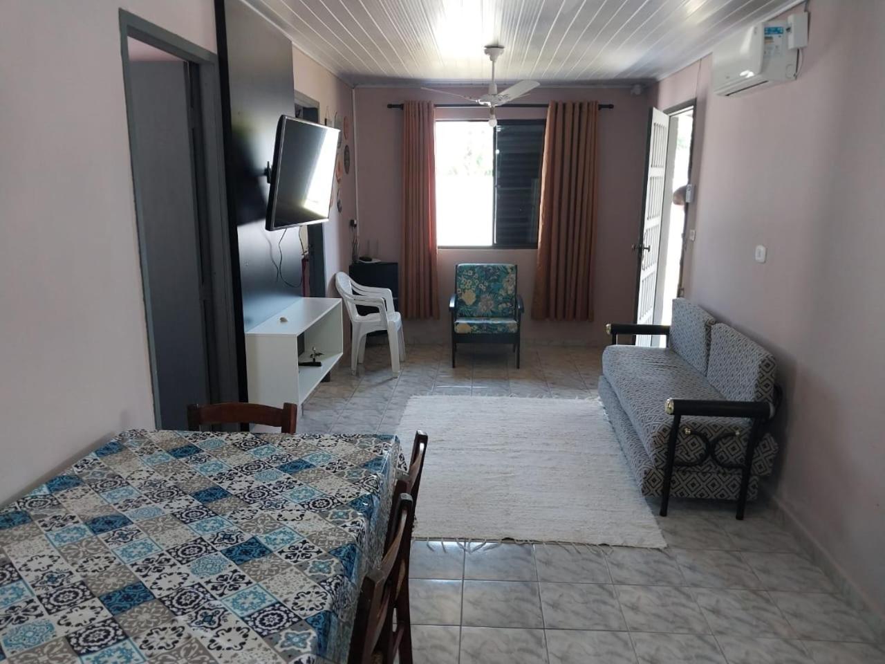 Casa disponível para diária, 300m do mar casa sozinha no terreno