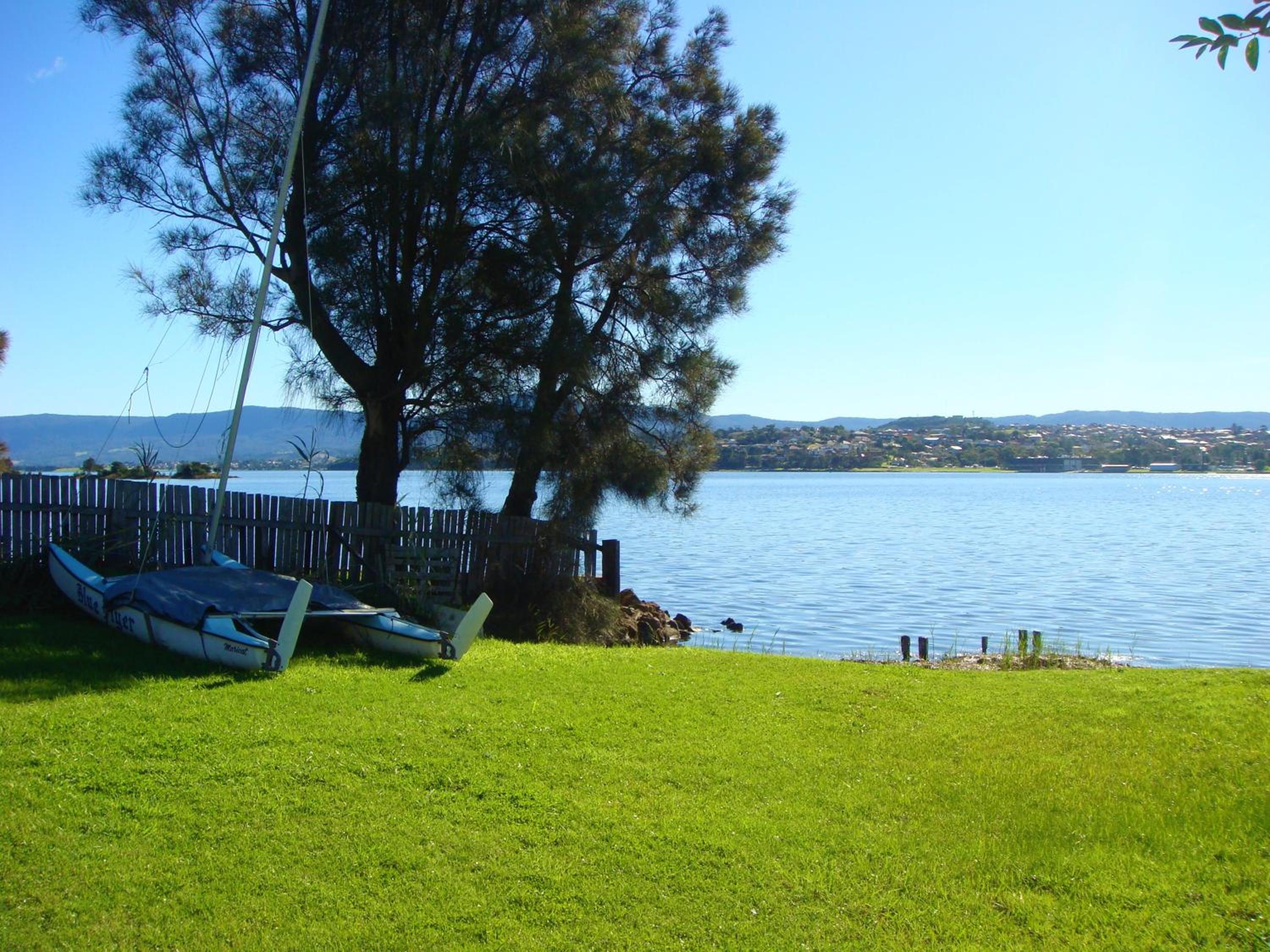 Waterfront Lakeside Cottage Primbee