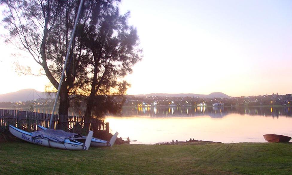 Waterfront Lakeside Cottage Primbee