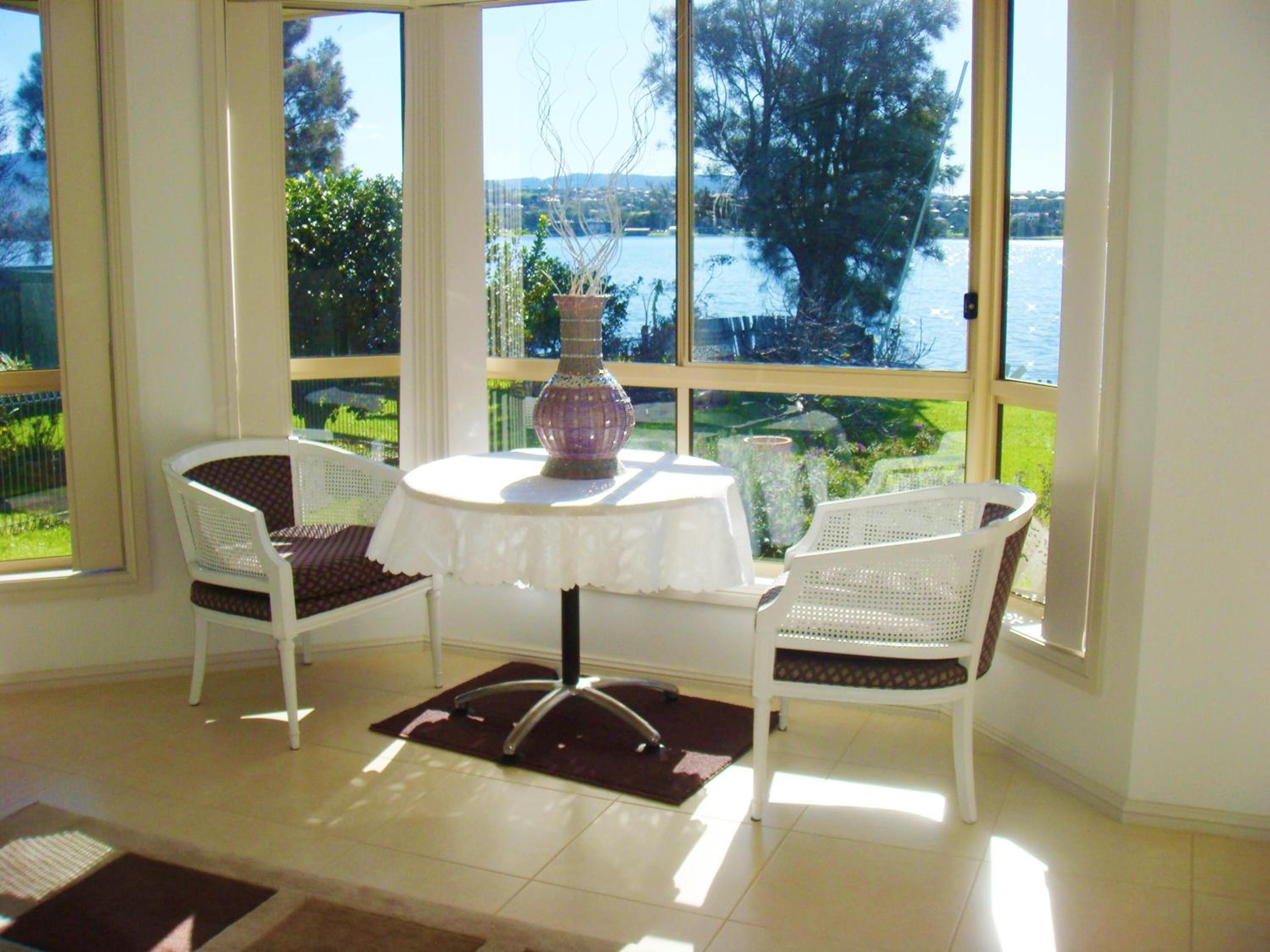 Waterfront Lakeside Cottage Primbee