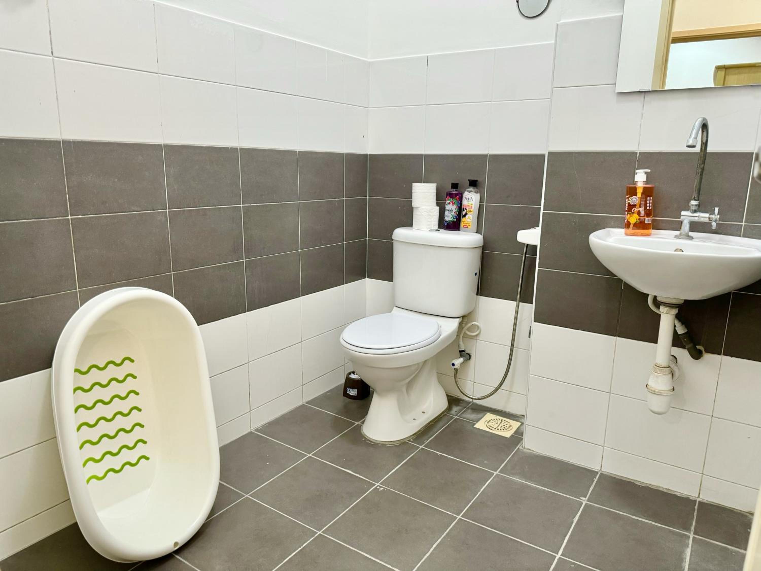 Setia Tropika Serenity: 4Bedroom Landed 12-16pax