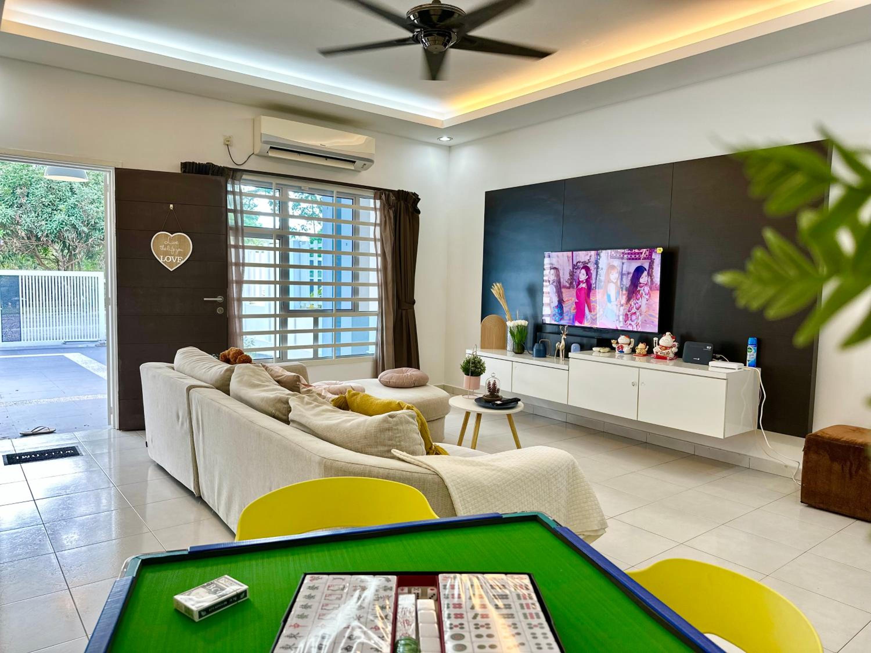 Setia Tropika Serenity: 4Bedroom Landed 12-16pax
