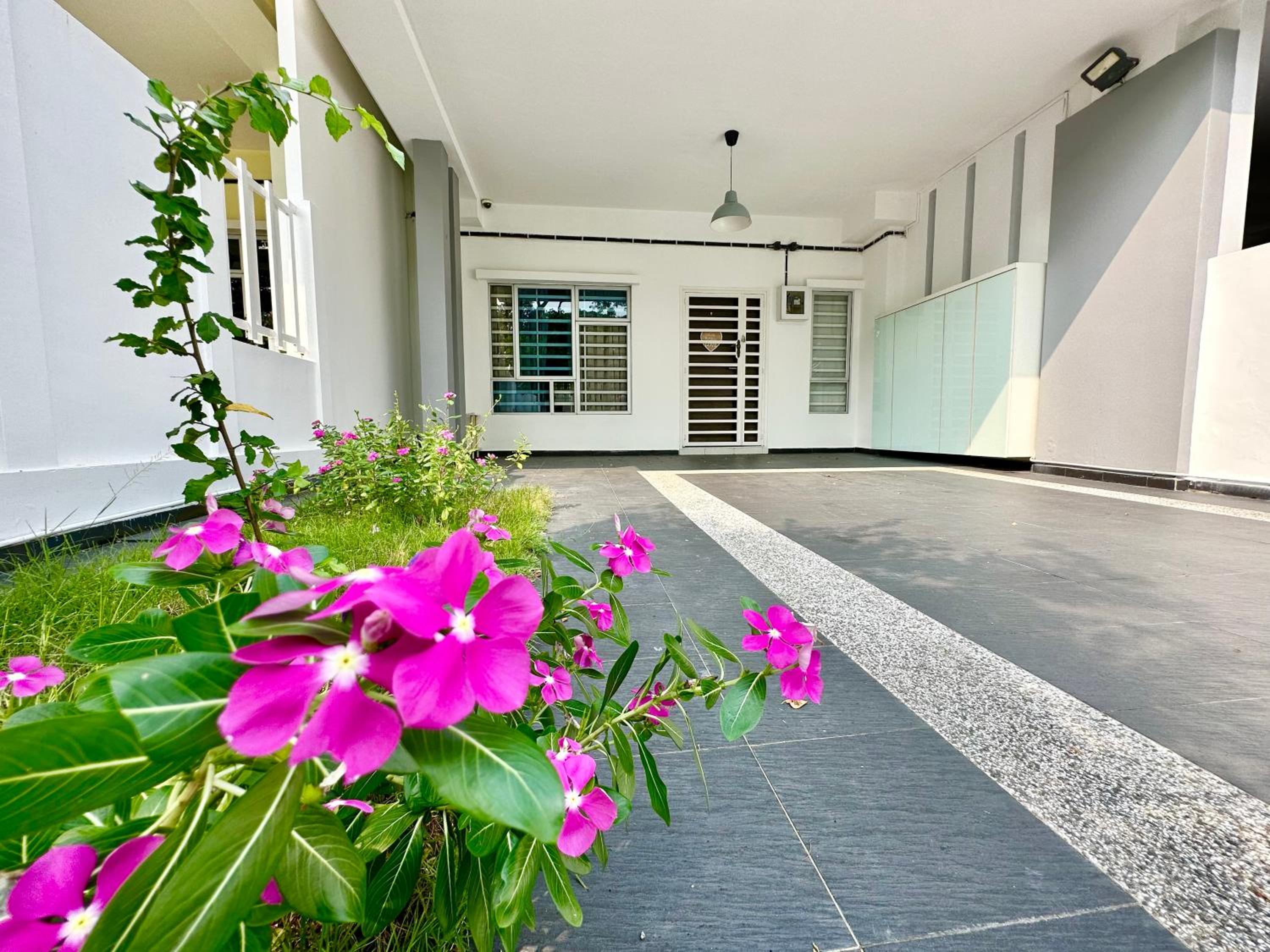 Setia Tropika Serenity: 4Bedroom Landed 12-16pax