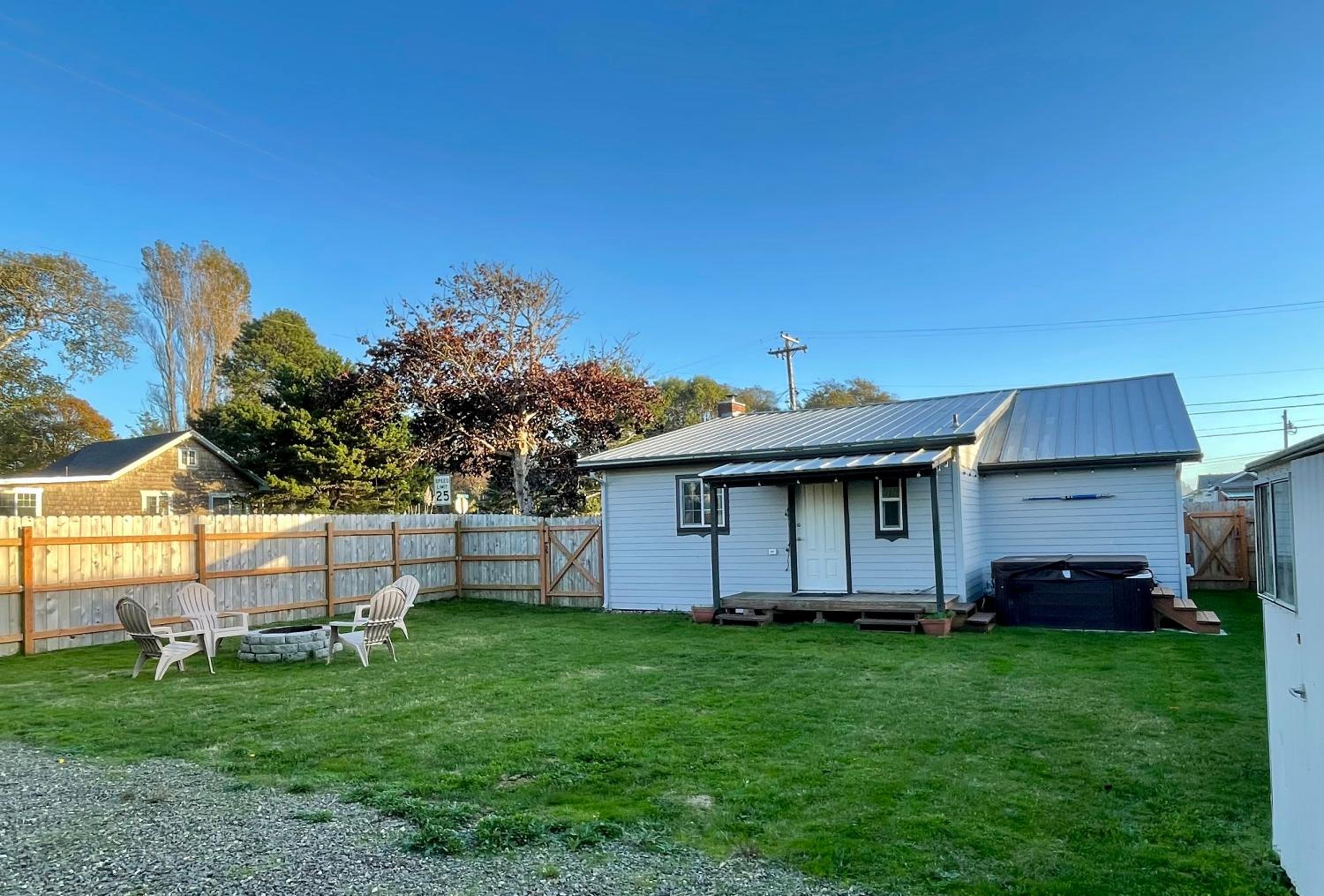 Waddle on Inn- Hot Tub, Pet Friendly, Fully Fenced, 5 Blocks to Beach! view 5