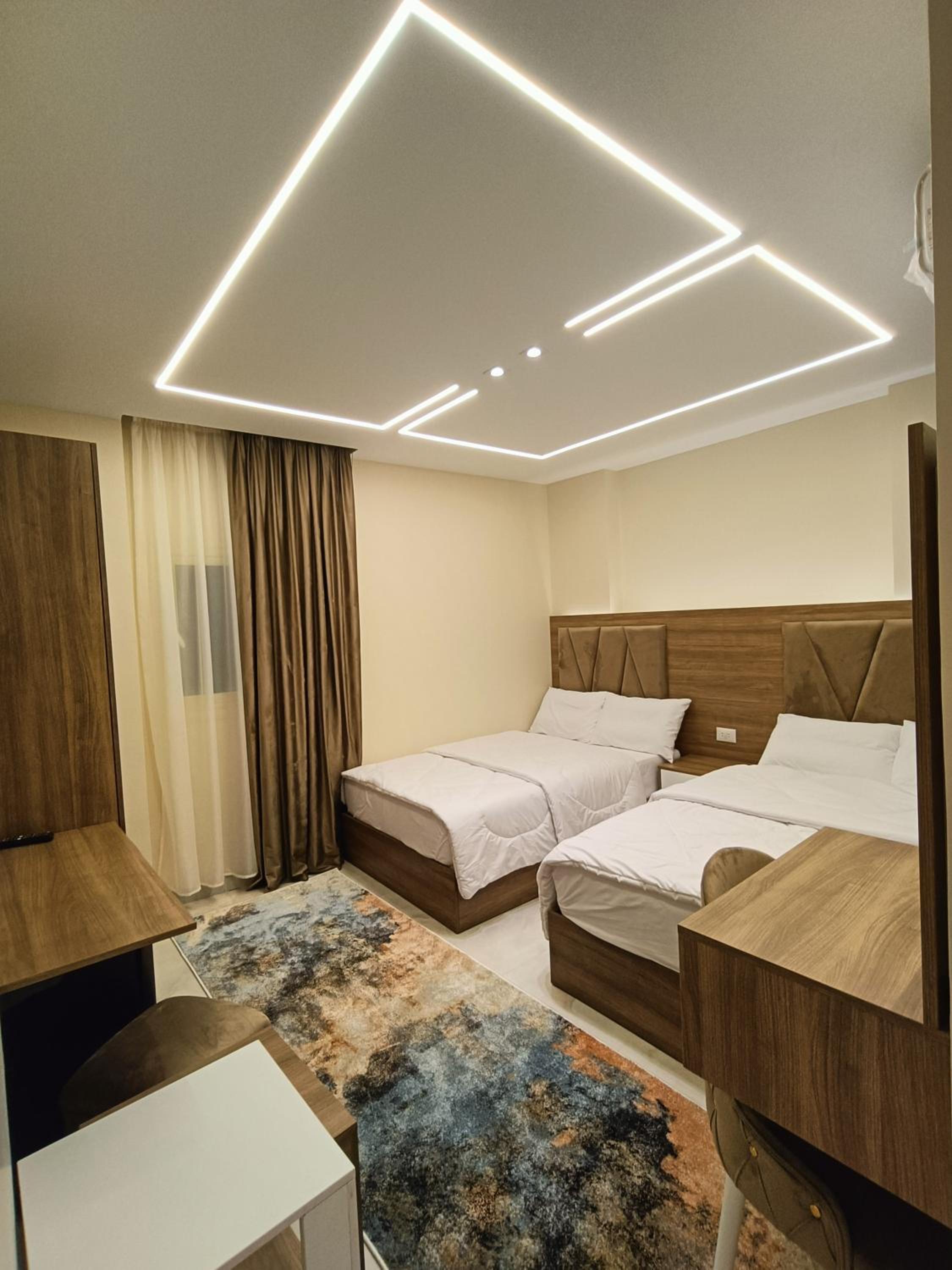 Discover pyramids inn