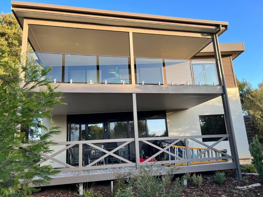Spacious modern Gem Cozy Haven Lake & Beach oasis.
