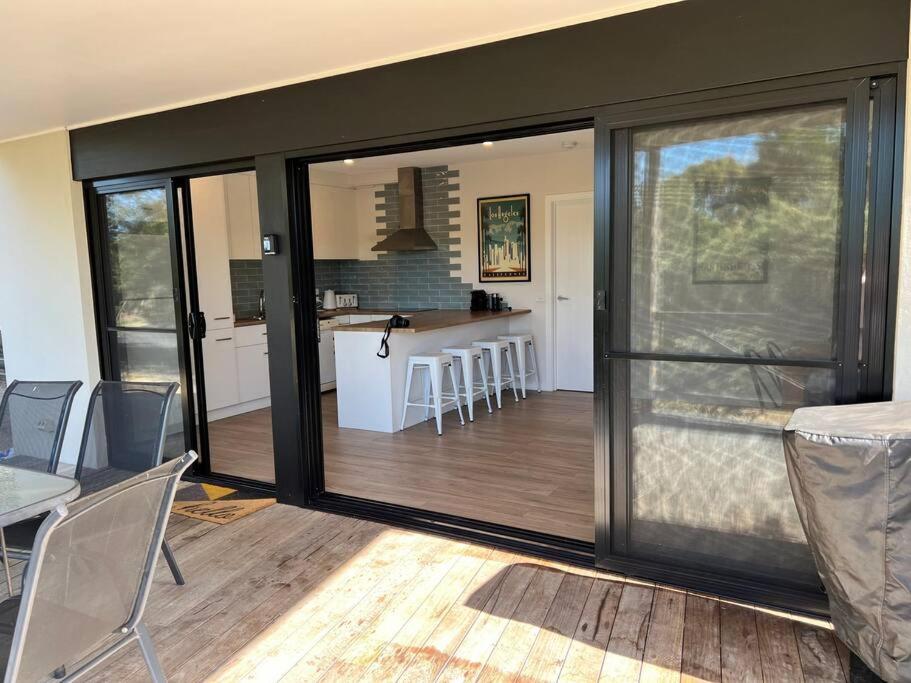 Spacious modern Gem Cozy Haven Lake & Beach oasis.