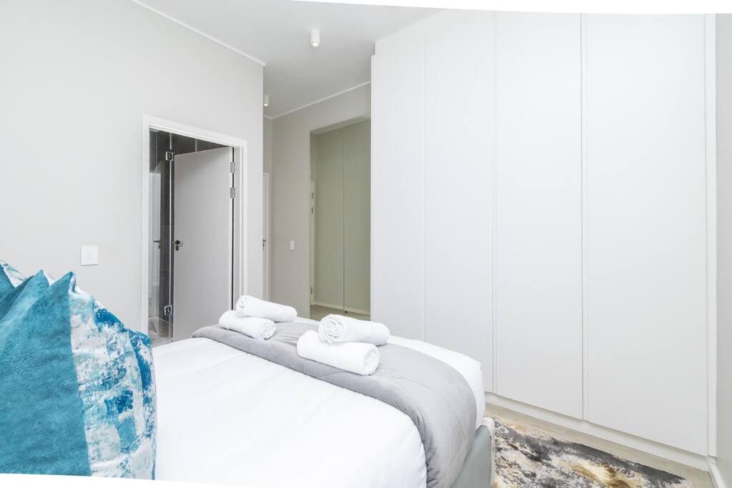 Trendy Apartment in Century City view 5
