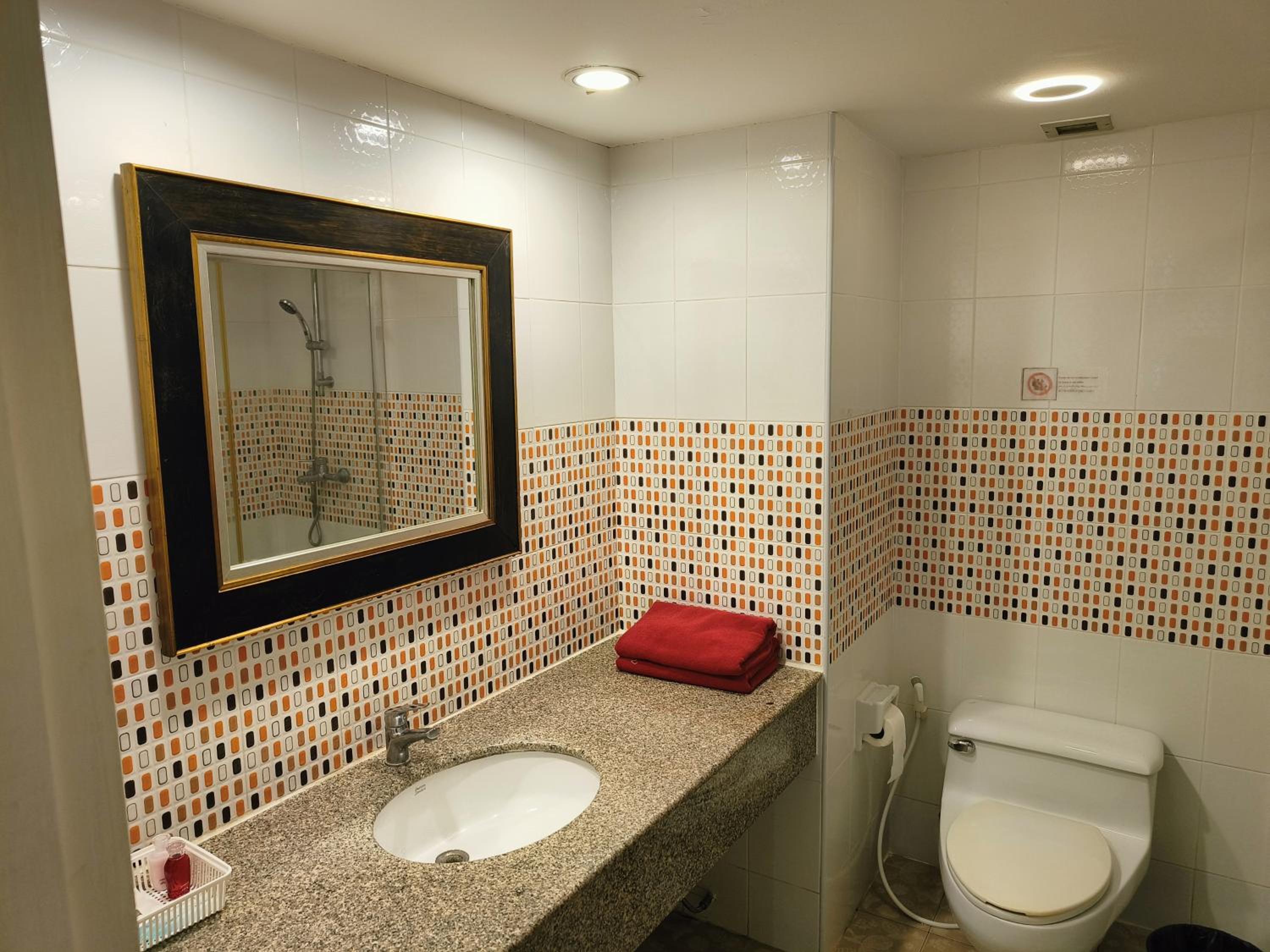 Affordable Serviced Apartments in Nana Omni Tower - Prime Sukhumvit location