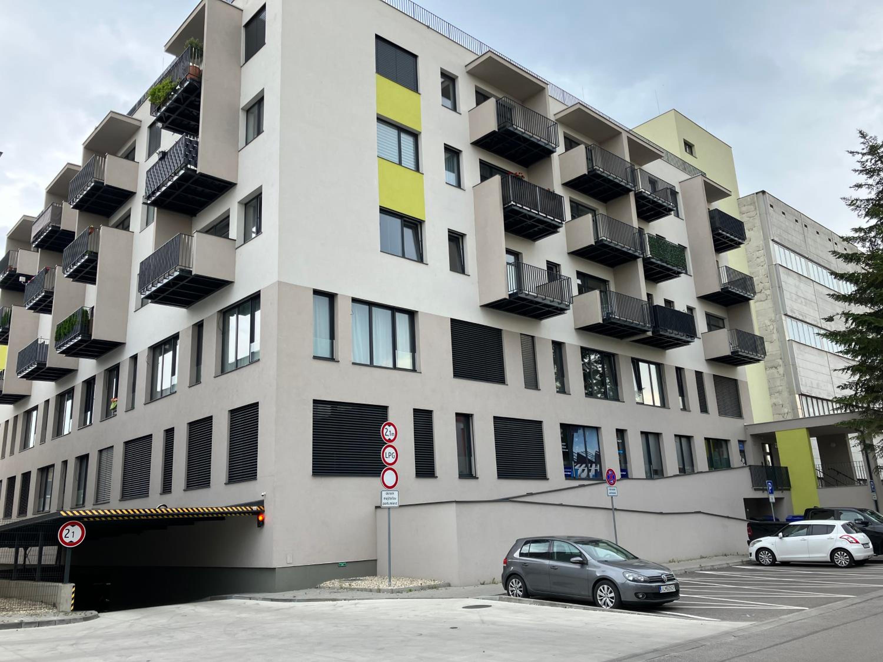 DELUXE APARTMENT (Free Parking)