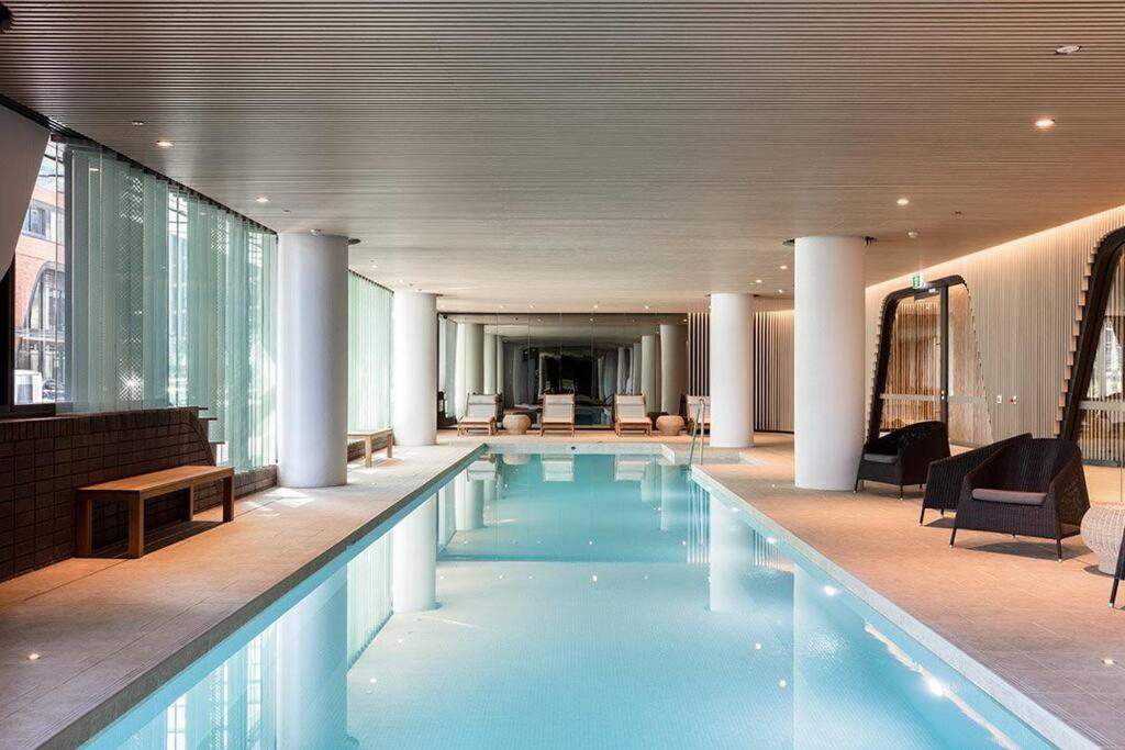 Relax and Unwind by the Dock -Car park included-