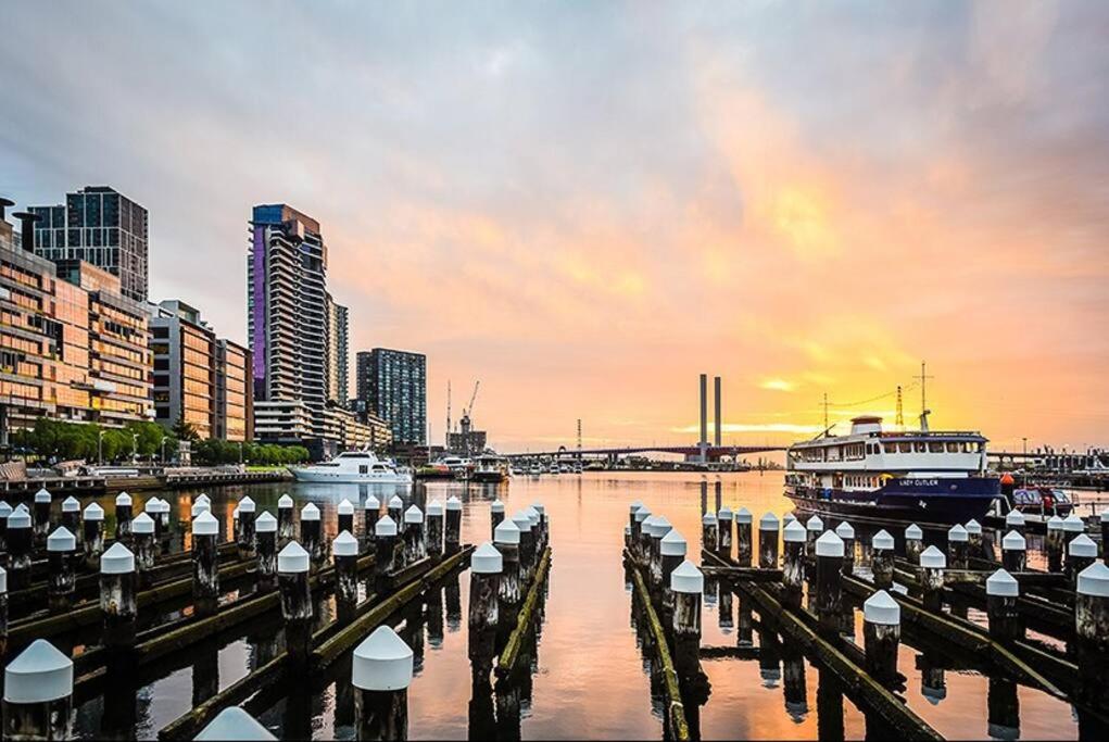 Relax and Unwind by the Dock -Car park included-