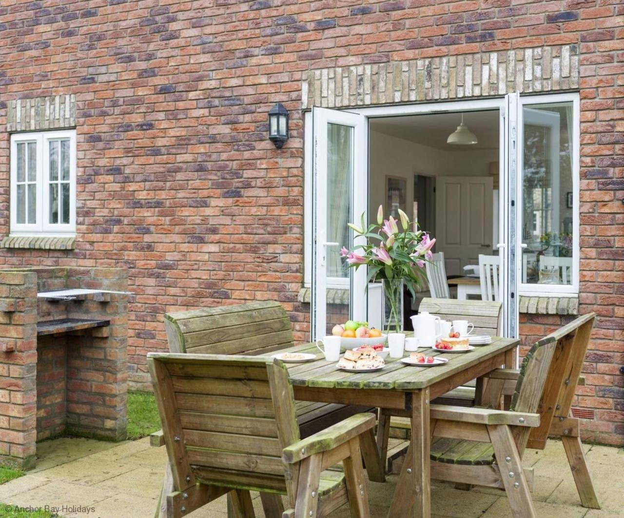 Wren Cottage - Part of the The Bay Filey Holiday Village with pool, gym and direct beach access, pub, restaurant, tennis and meadows walks