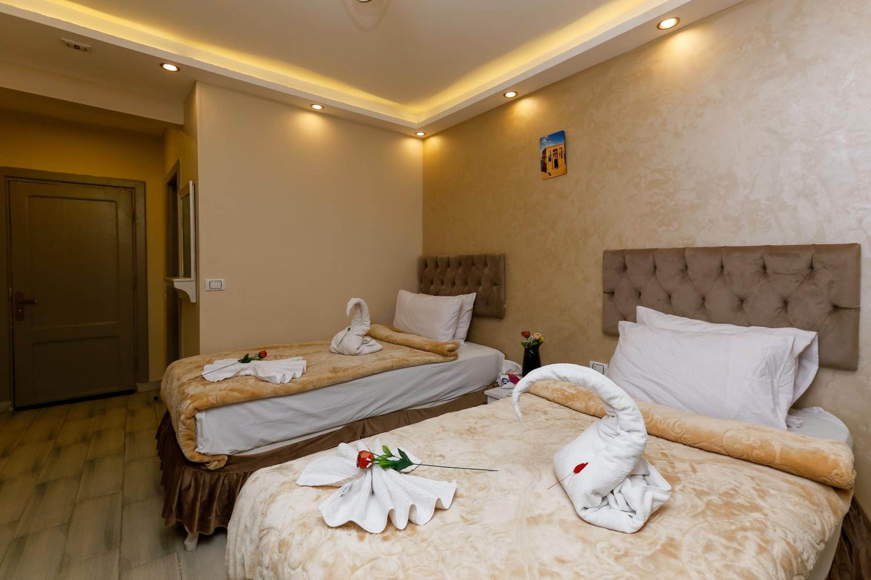 Venus Pyramids Inn - Top Roof Access W Free Break Fast