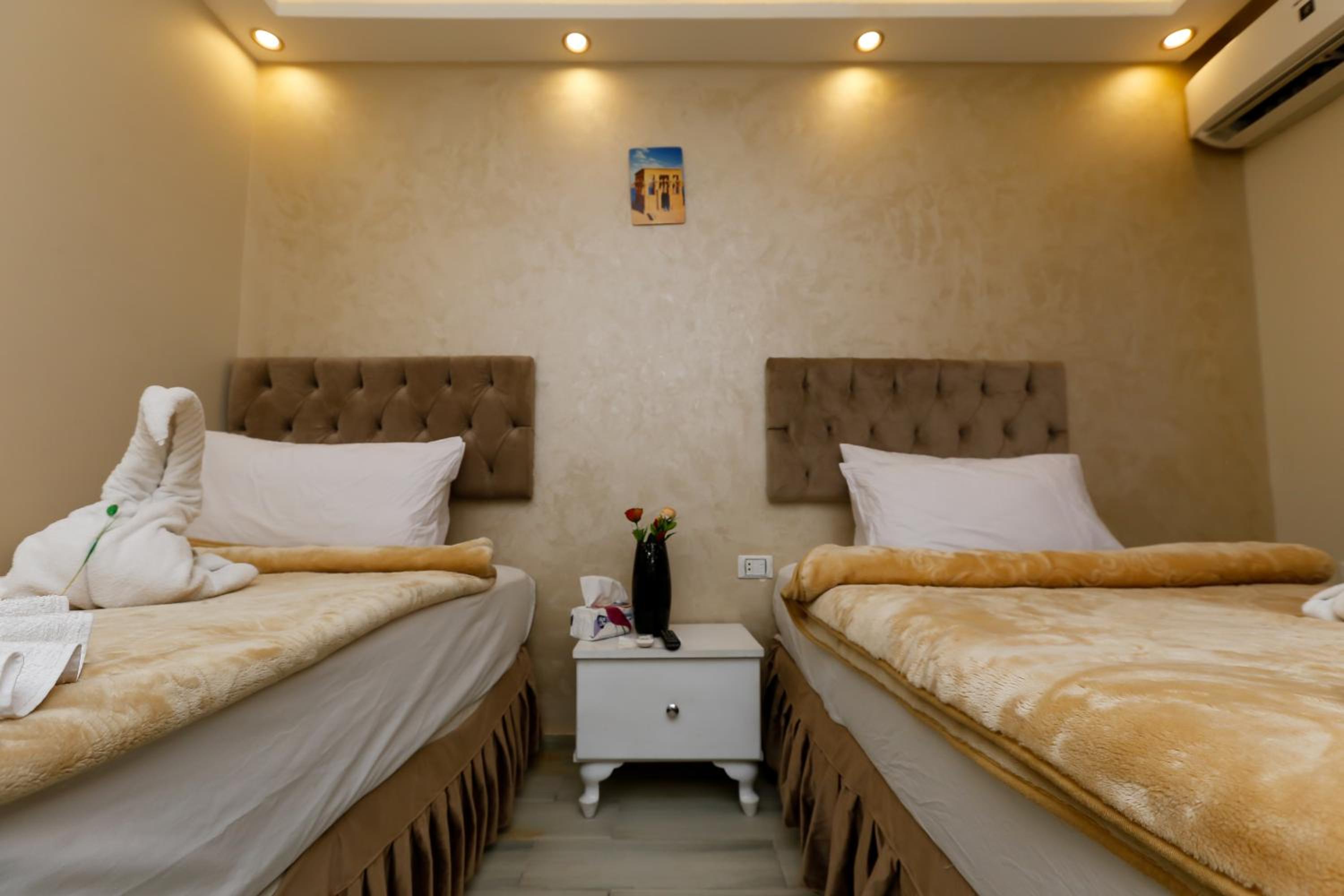 Venus Pyramids Inn - Top Roof Access W Free Break Fast