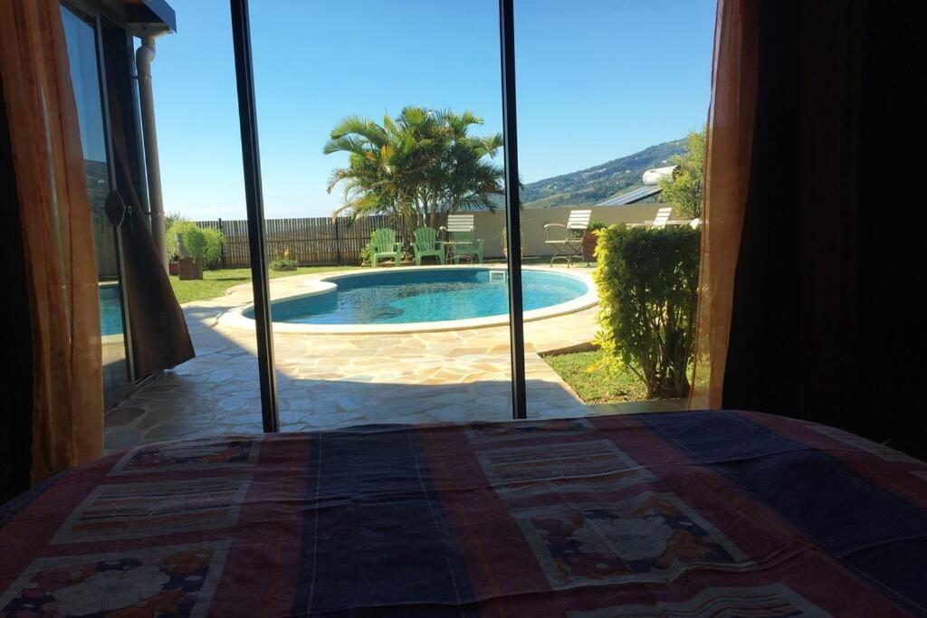 Bungalow des pensées piscine chauffée 28° view 3