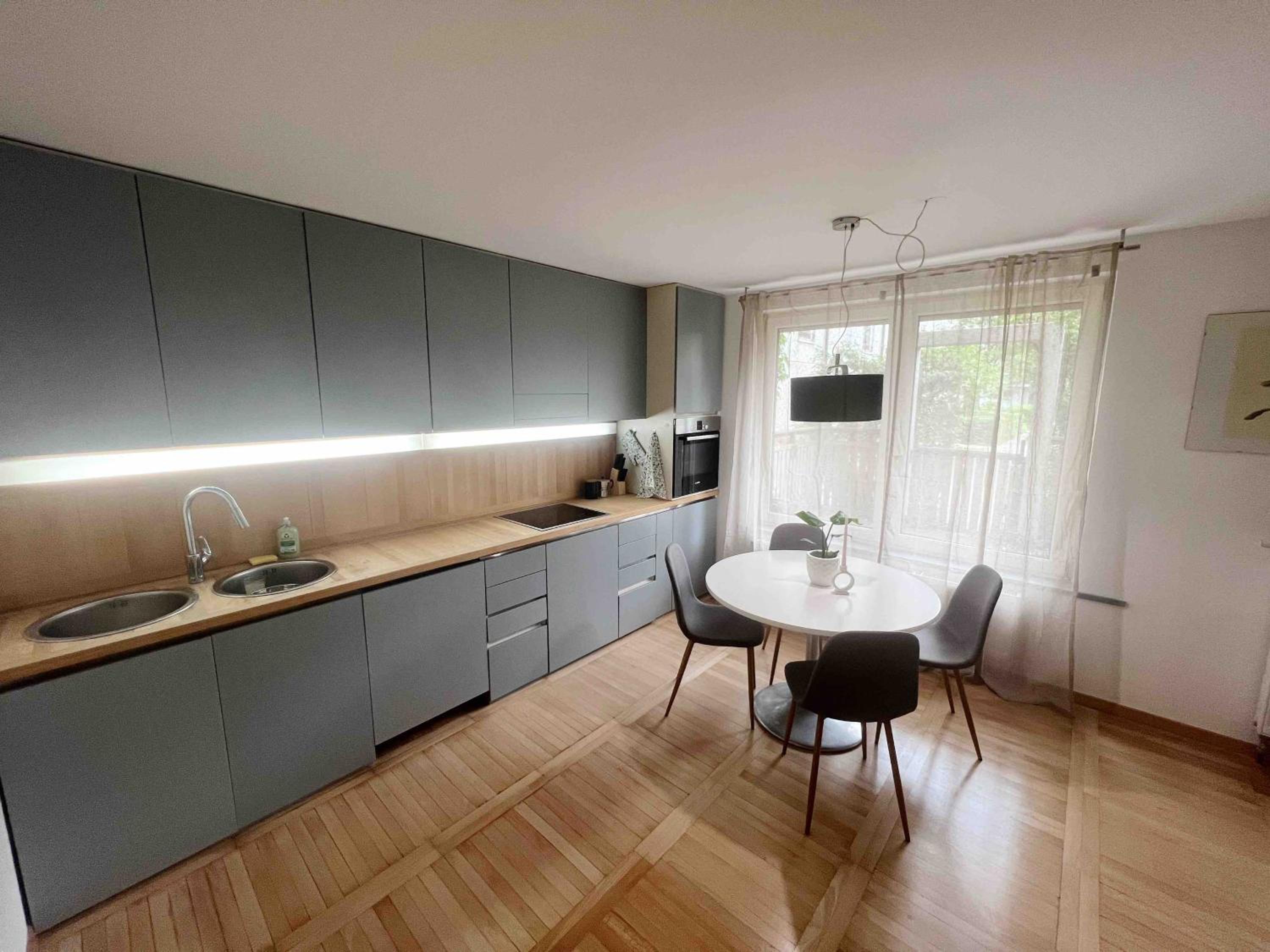 Comfy flat in city-FREE parking view 4