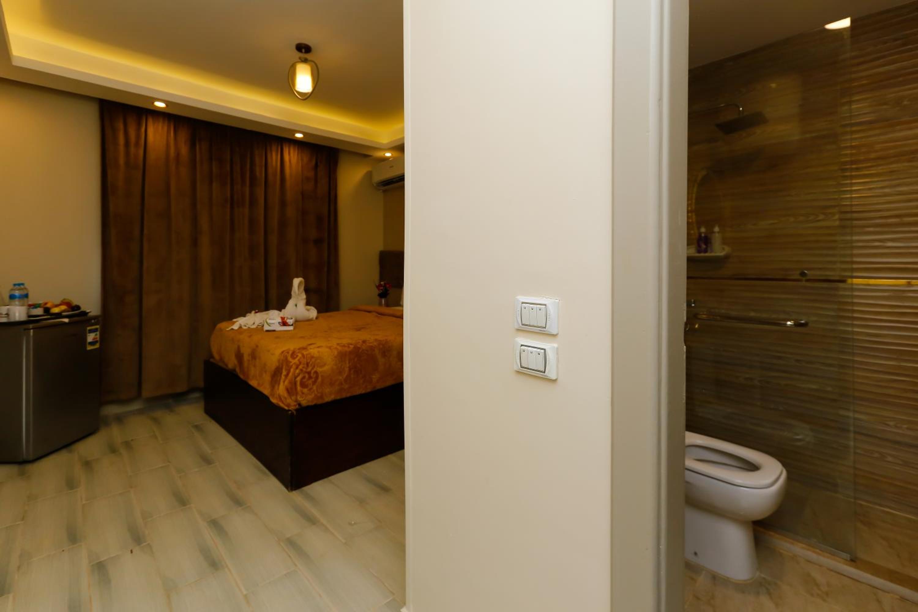 Venus Pyramids Inn - Top Roof Access W Free Break Fast