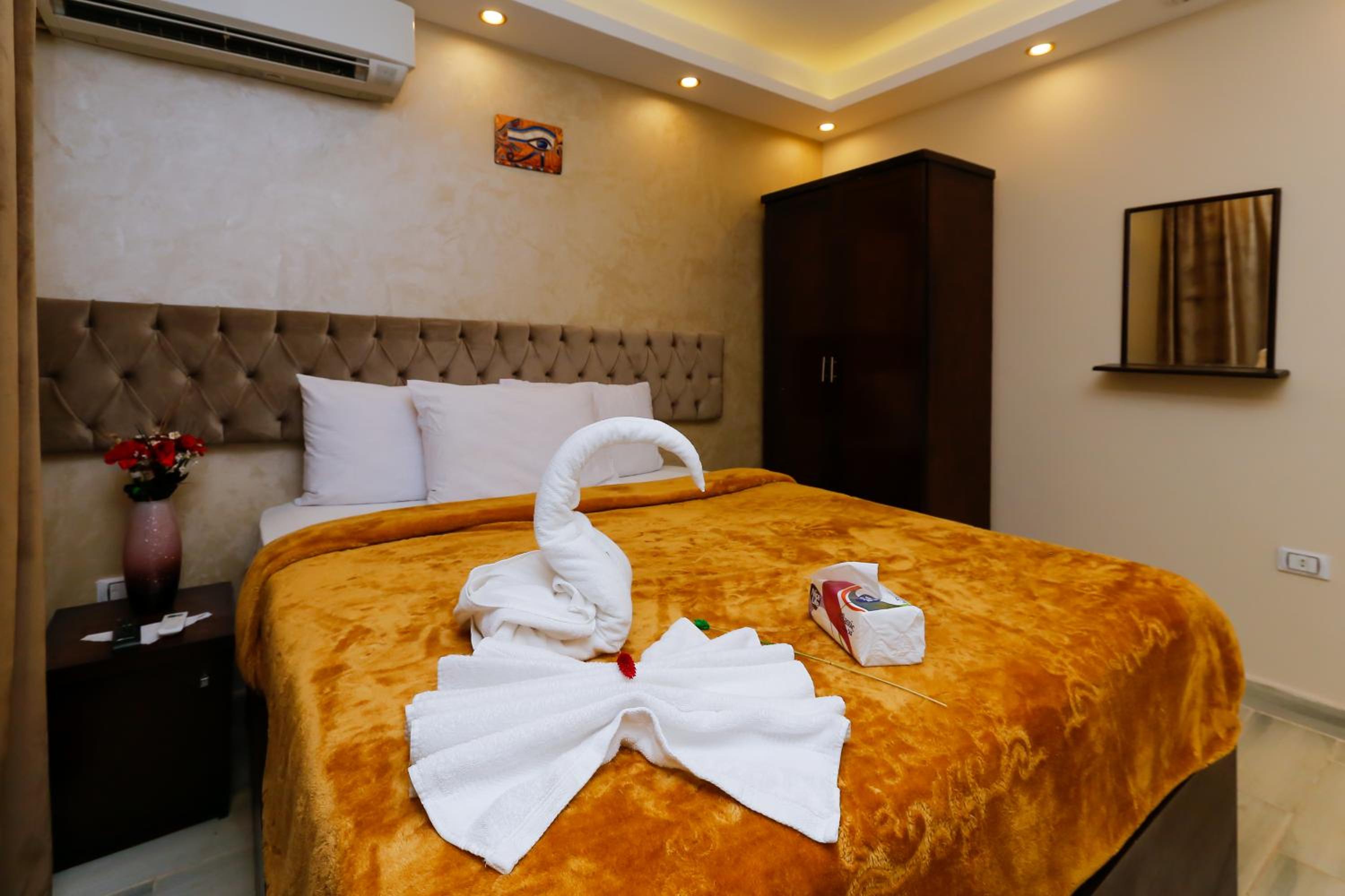 Venus Pyramids Inn - Top Roof Access W Free Break Fast