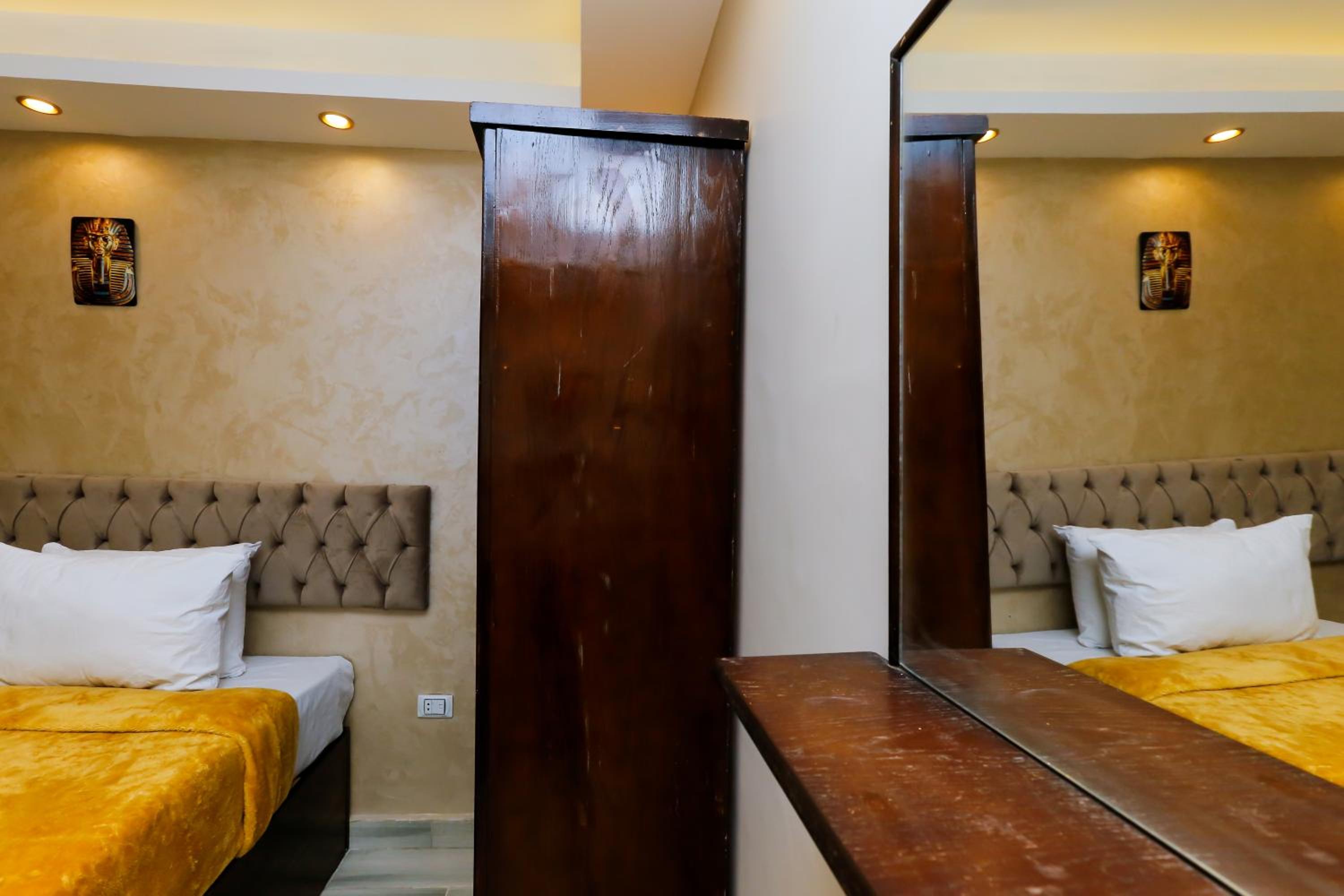 Venus Pyramids Inn - Top Roof Access W Free Break Fast