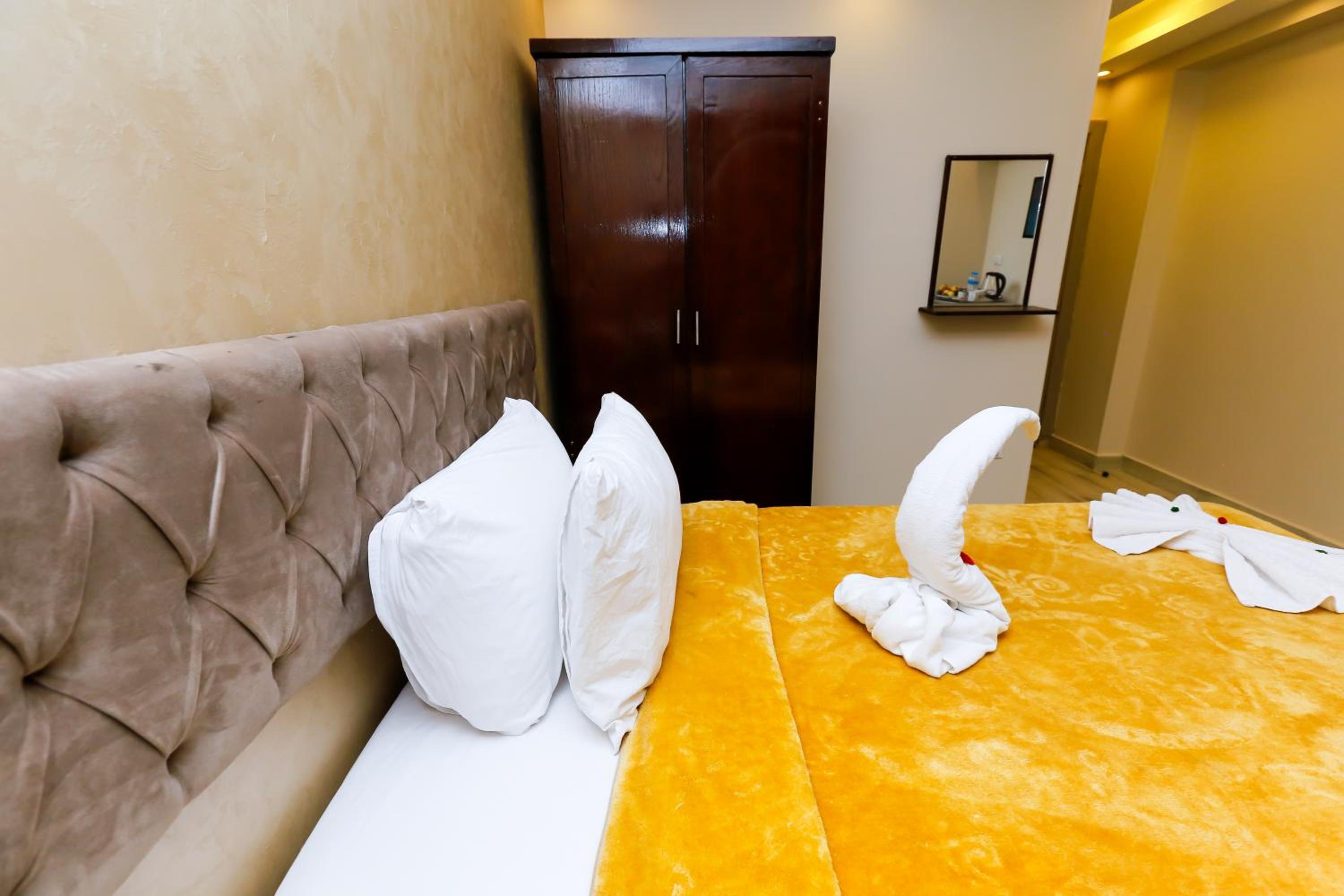 Venus Pyramids Inn - Top Roof Access W Free Break Fast
