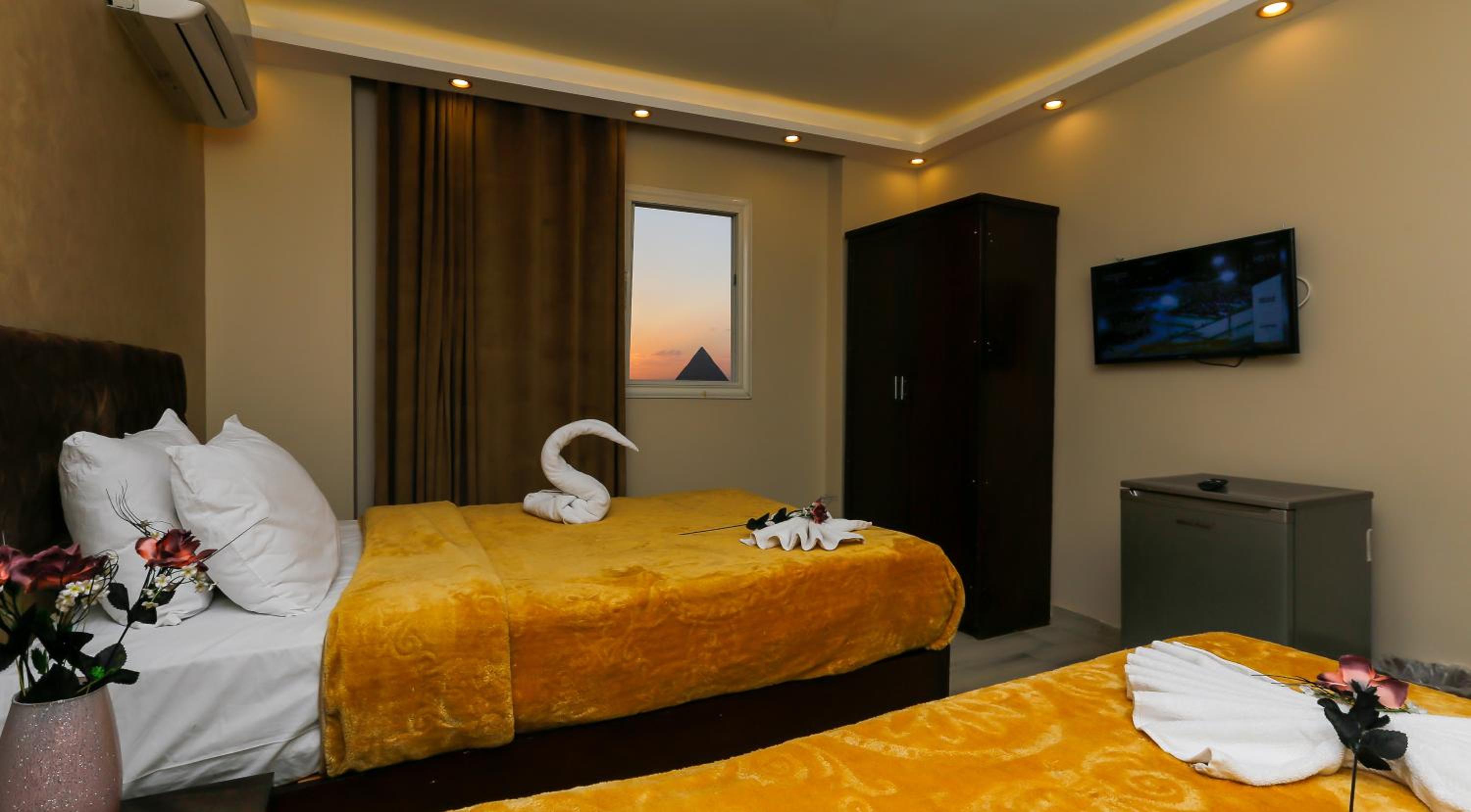 Venus Pyramids Inn - Top Roof Access W Free Break Fast