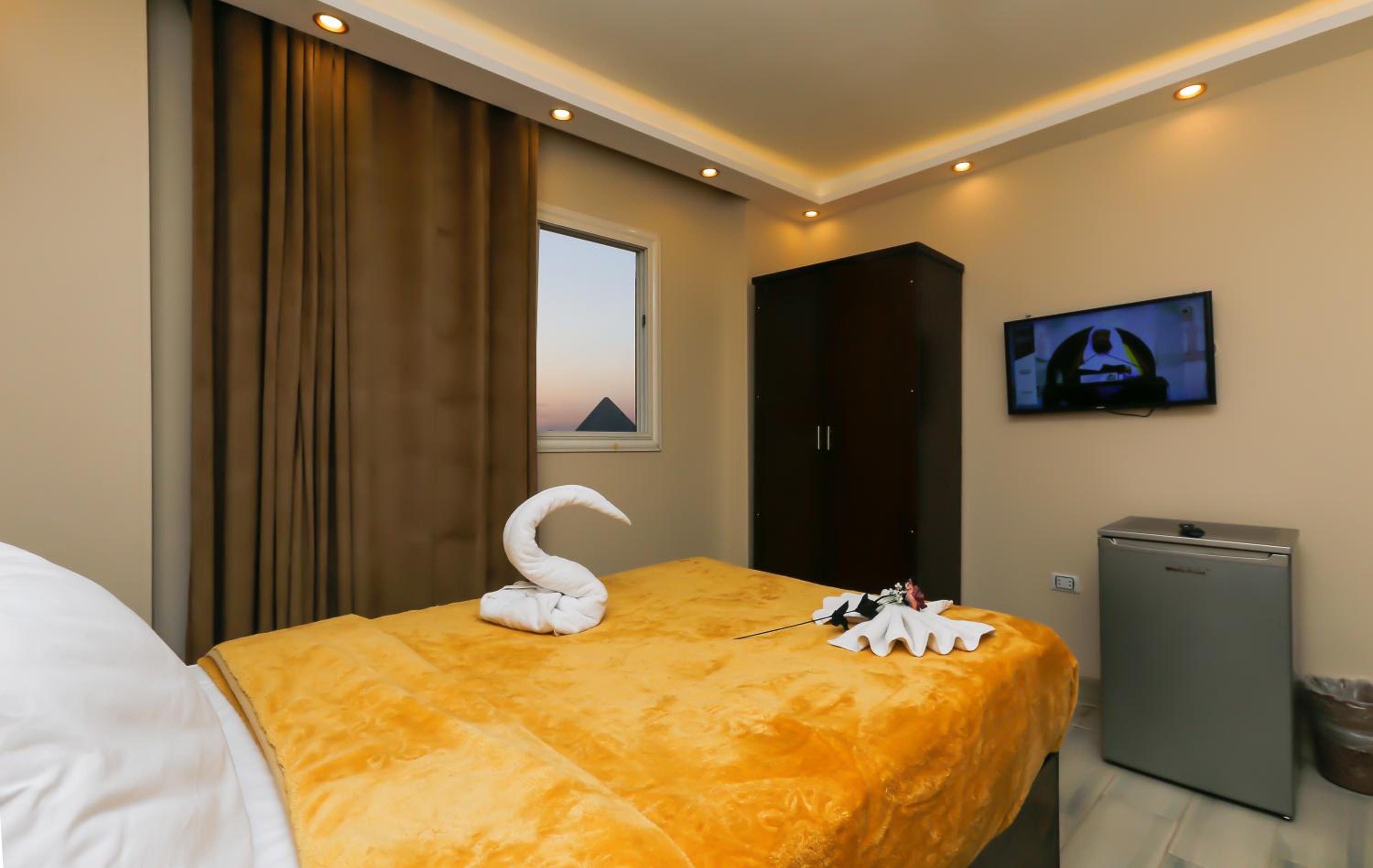 Venus Pyramids Inn - Top Roof Access W Free Break Fast