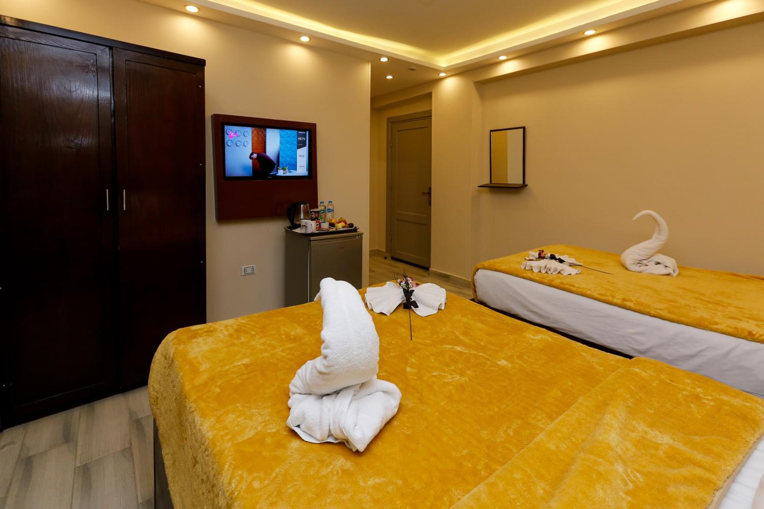 Venus Pyramids Inn - Top Roof Access W Free Break Fast