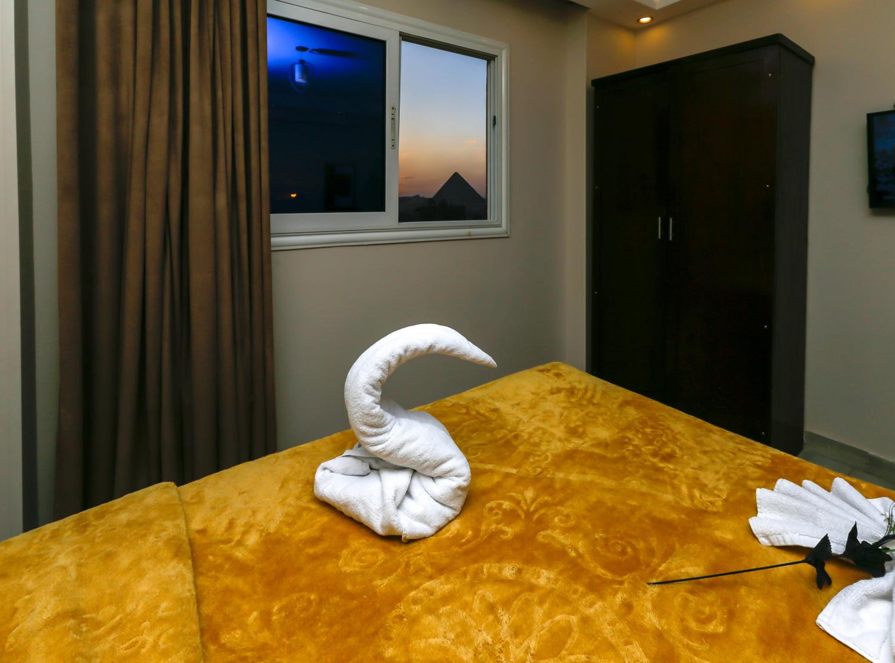 Venus Pyramids Inn - Top Roof Access W Free Break Fast